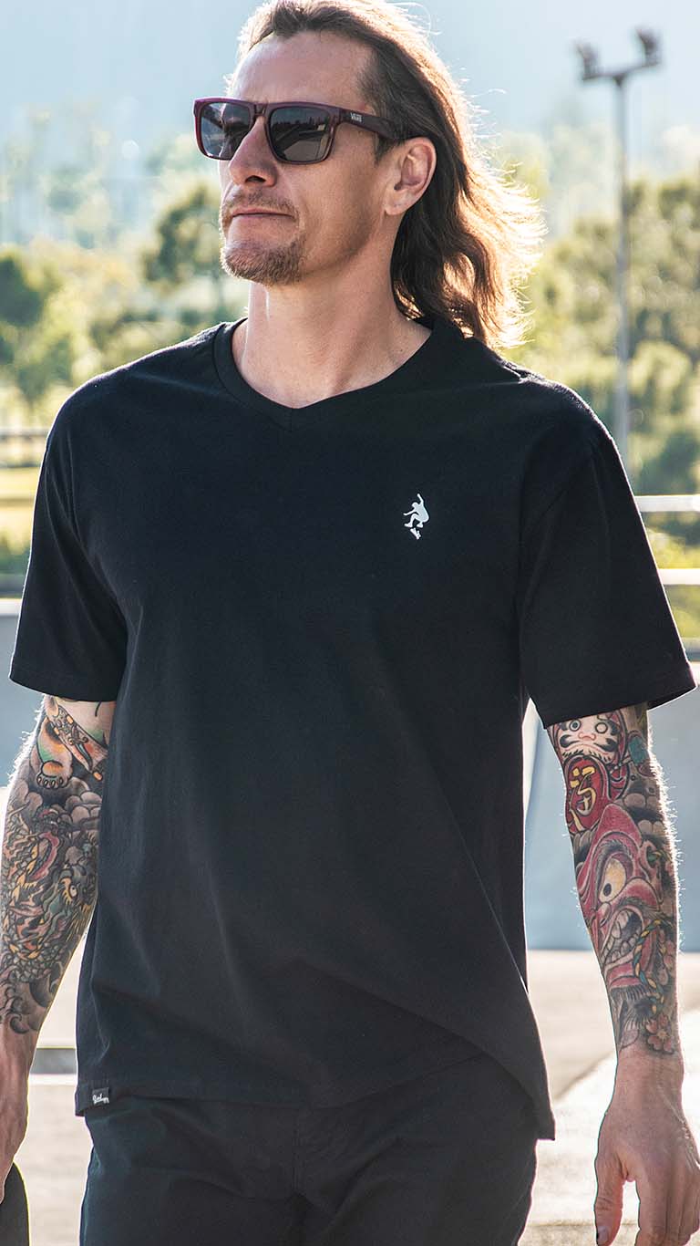 Playera Cuello V Negra Mini Logo Skaterhappy