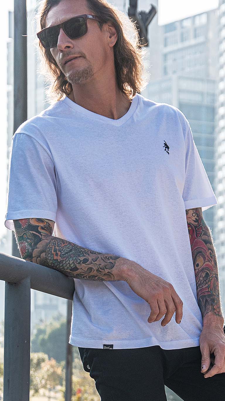 Playera Cuello V Blanca Mini Logo Skaterhappy