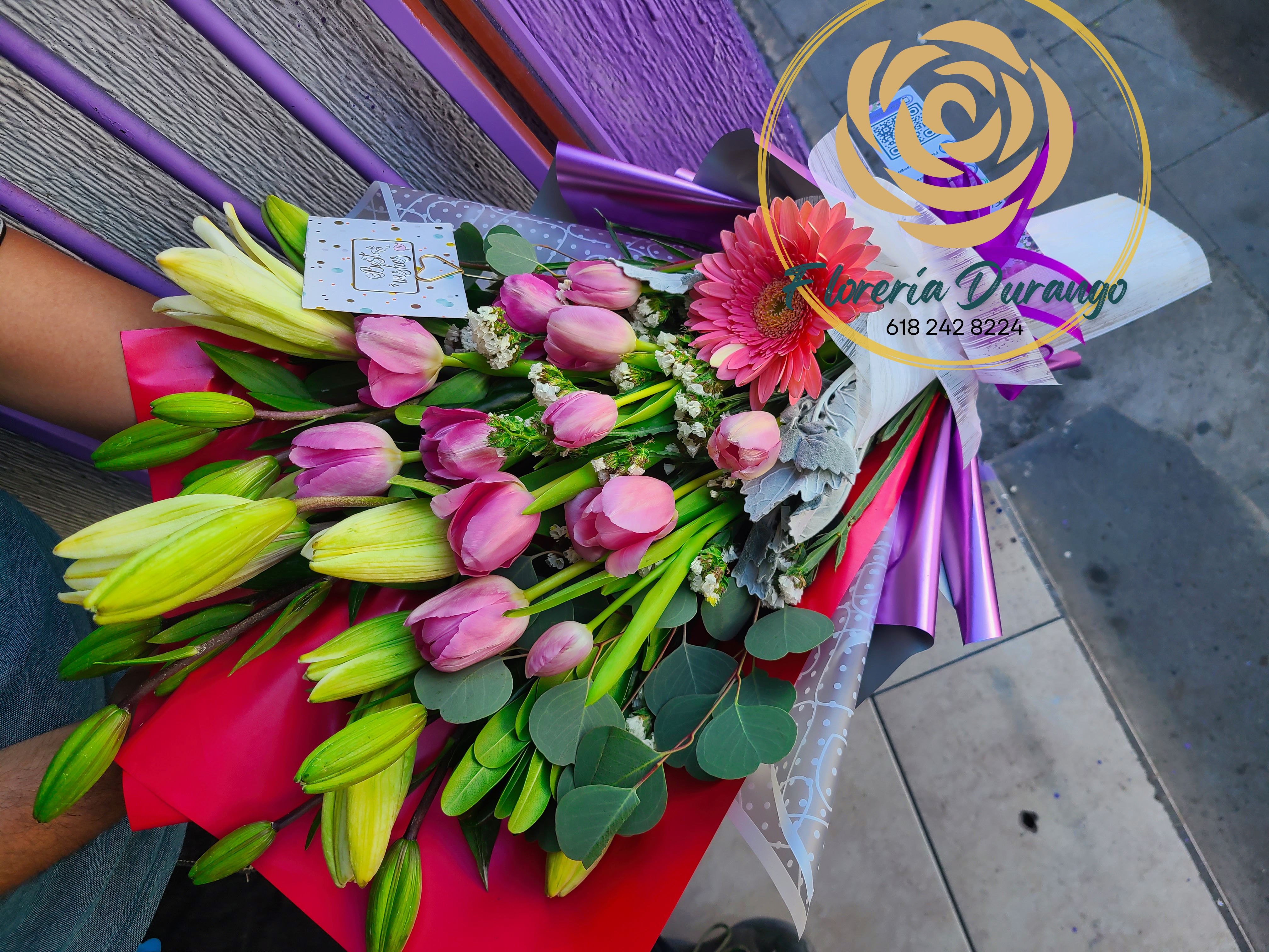 Ramo de 10 tulipanes con follajes mixtos