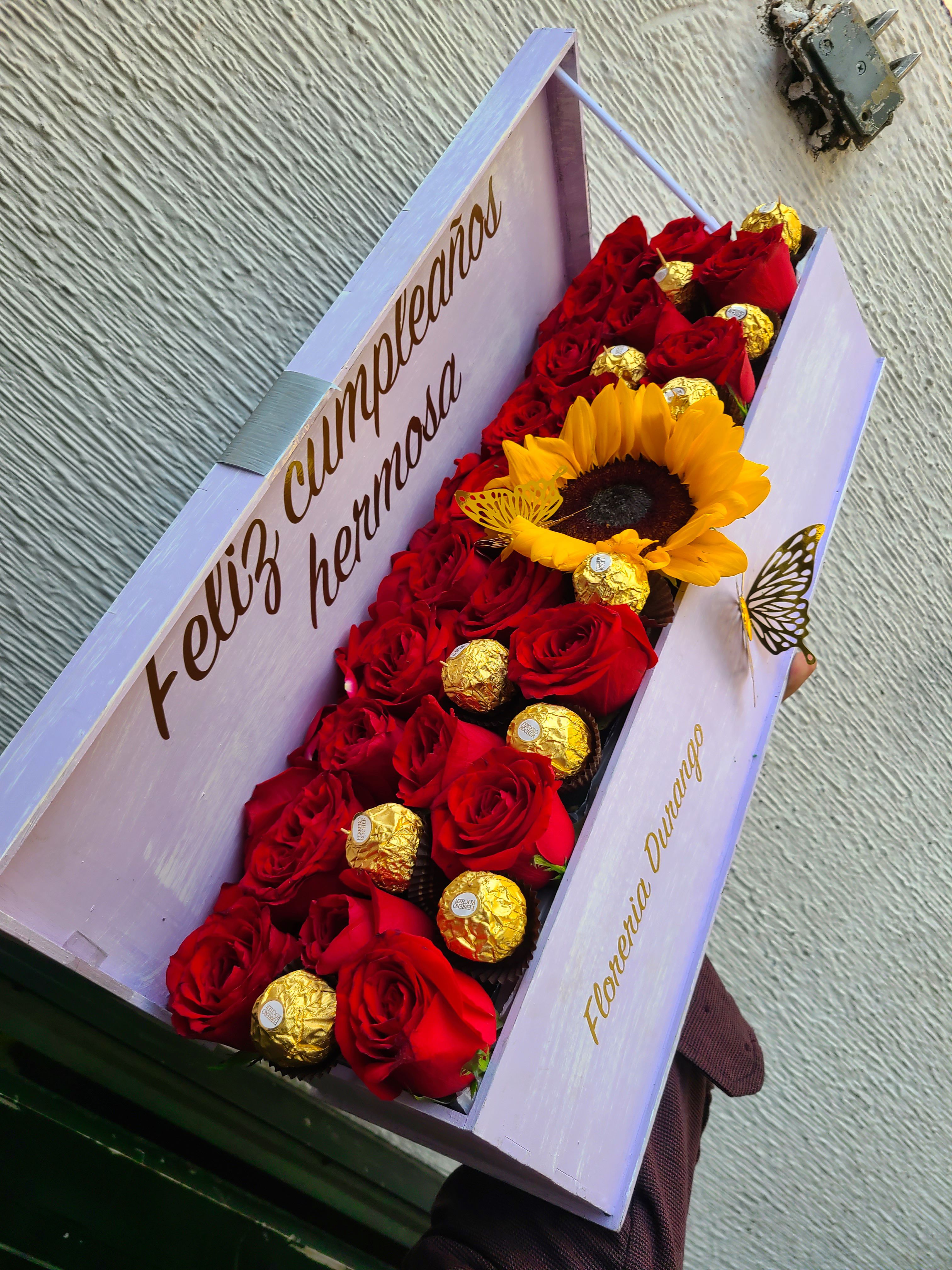 Caja de rosas con ferrero