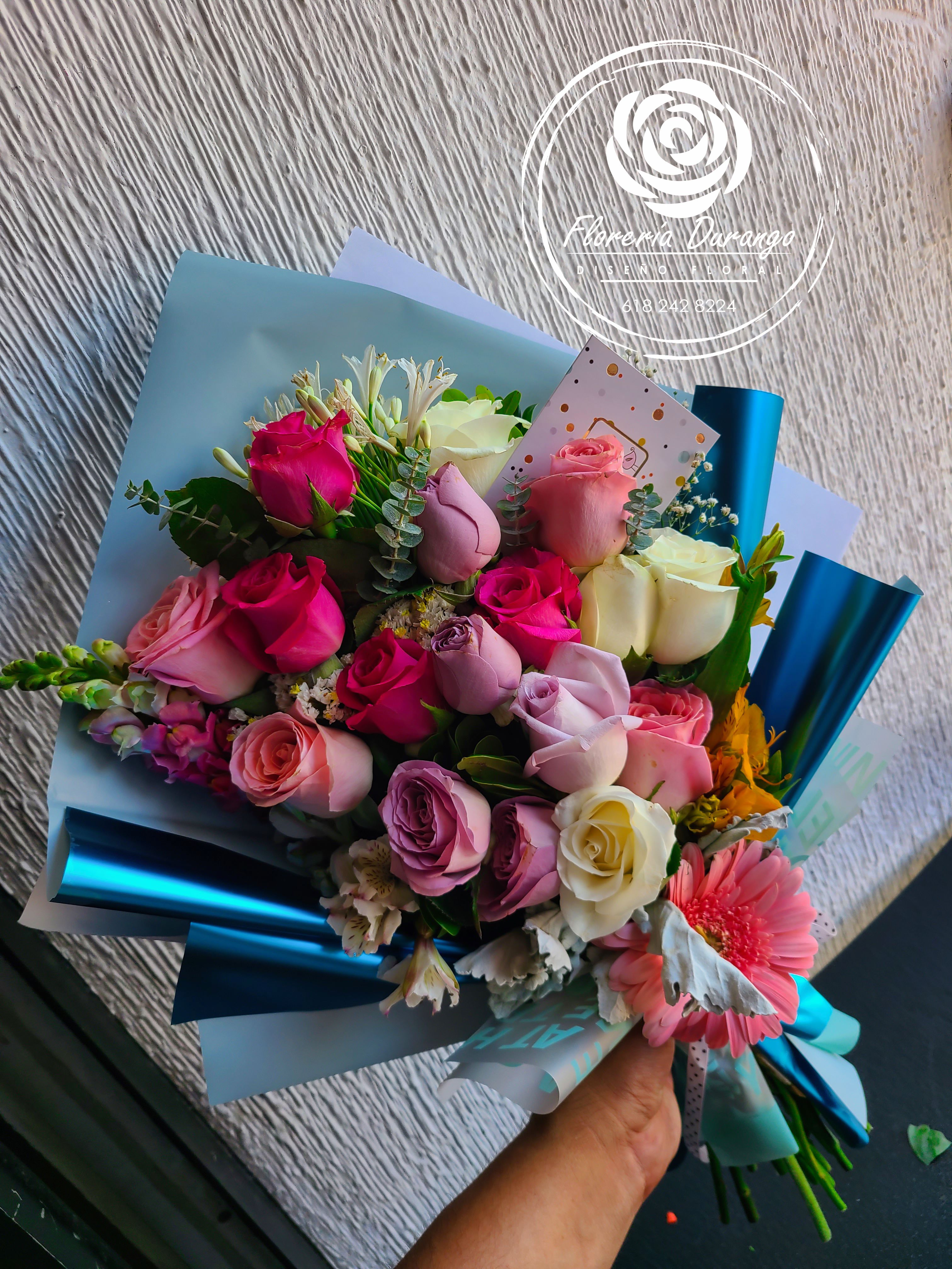 Ramo en brazo de 22 rosas