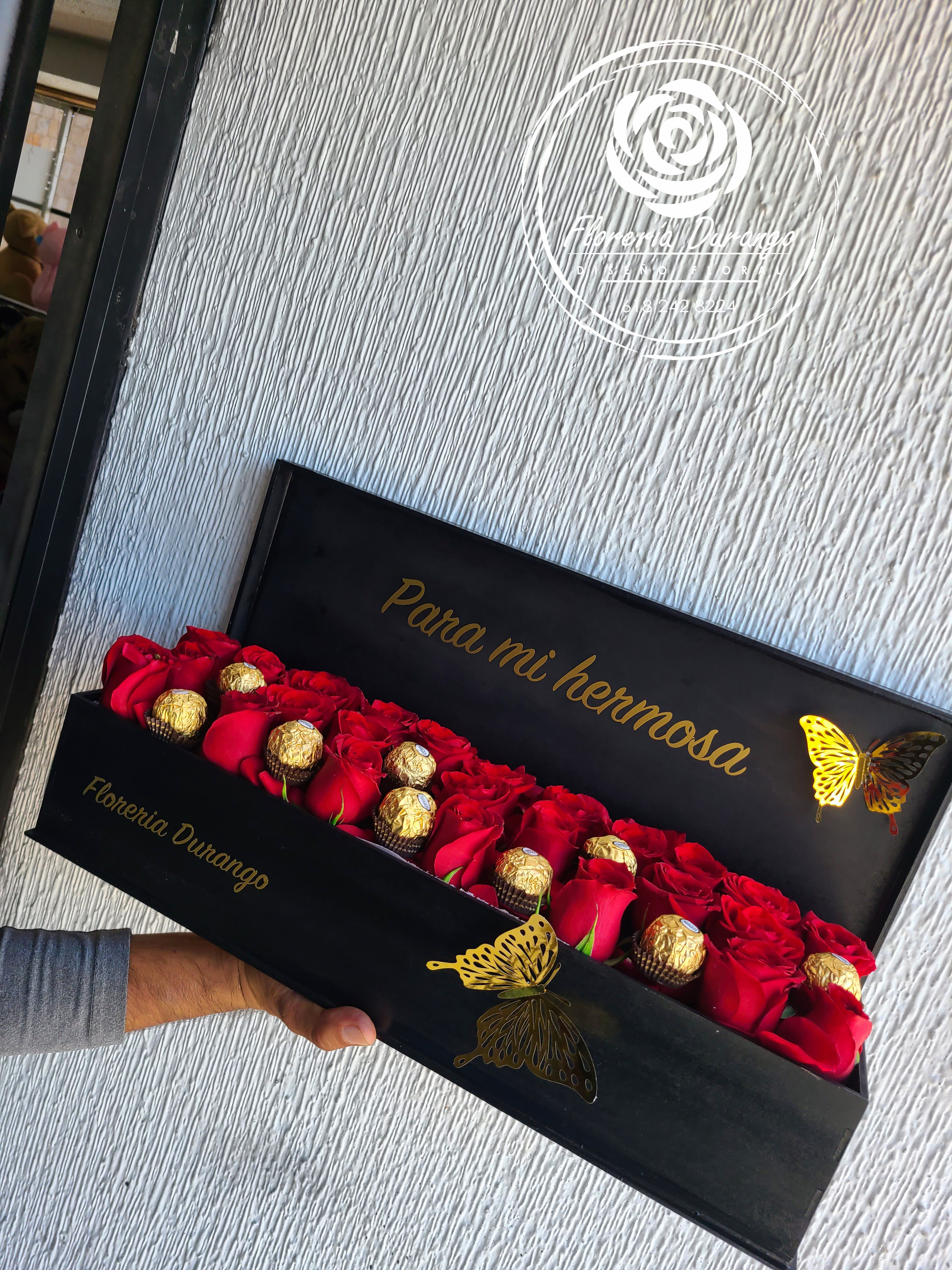 Caja de rosas con ferrero