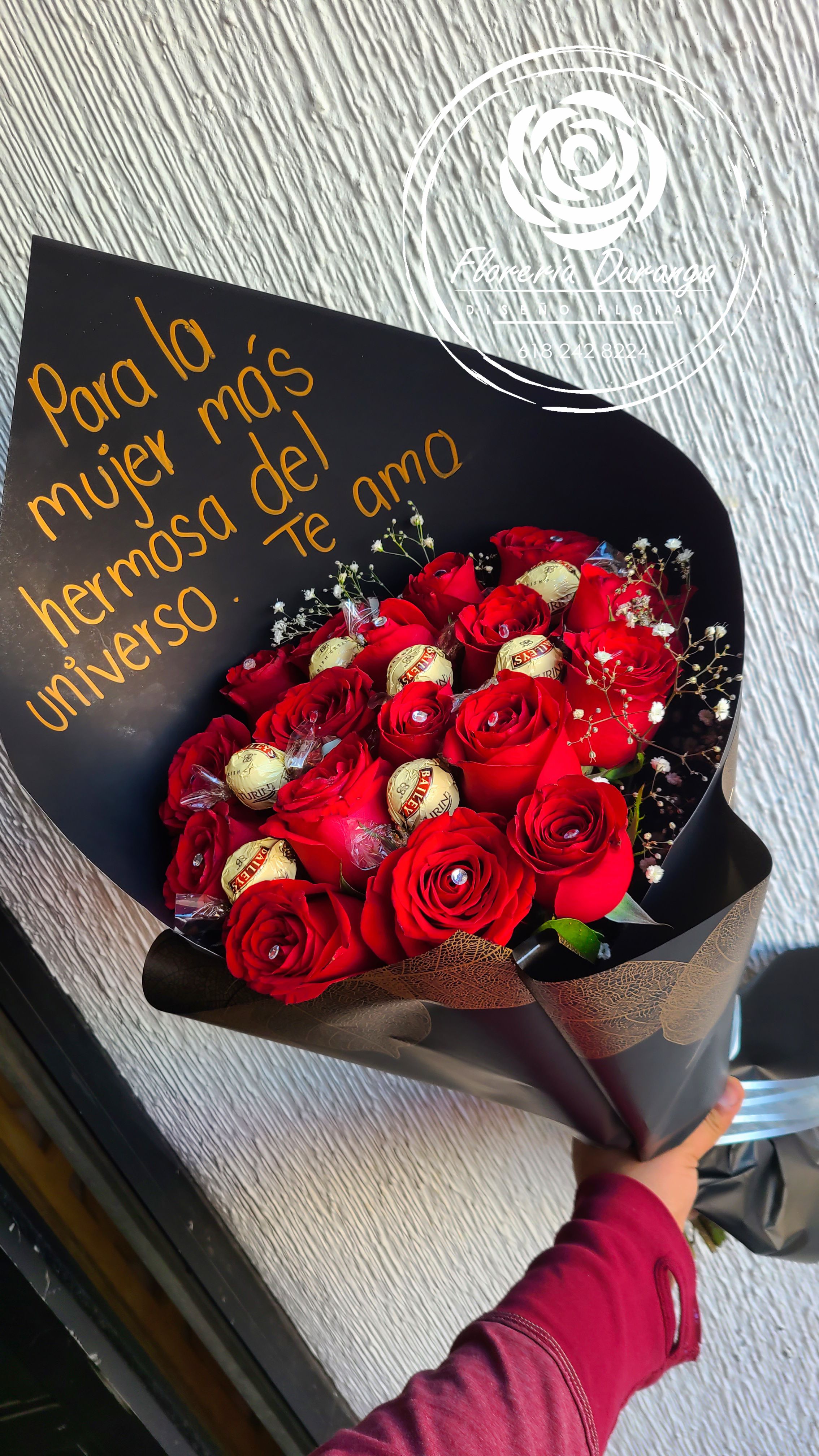 Ramo de rosas con chocolates