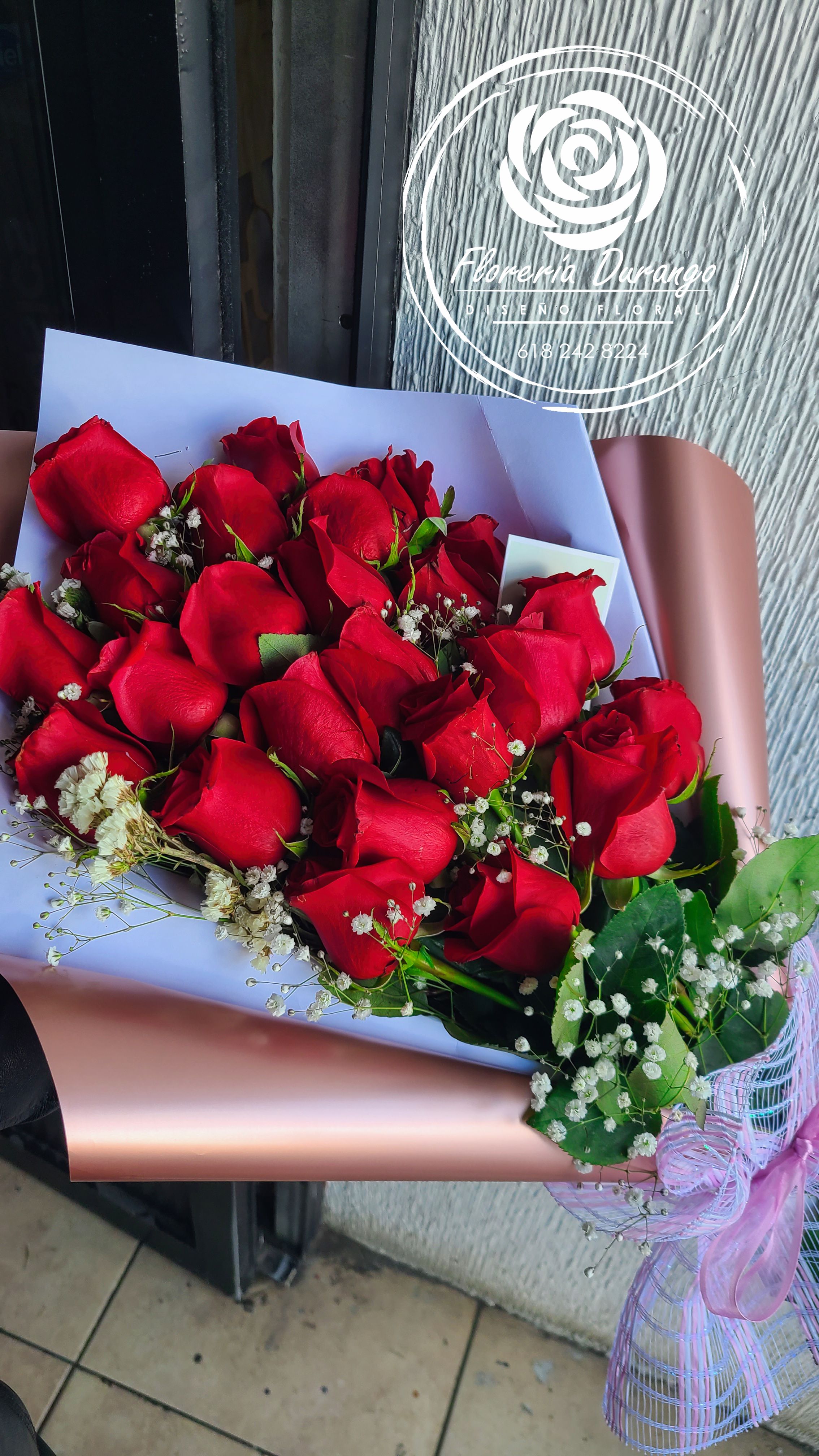 Ramo en brazo de 22 rosas