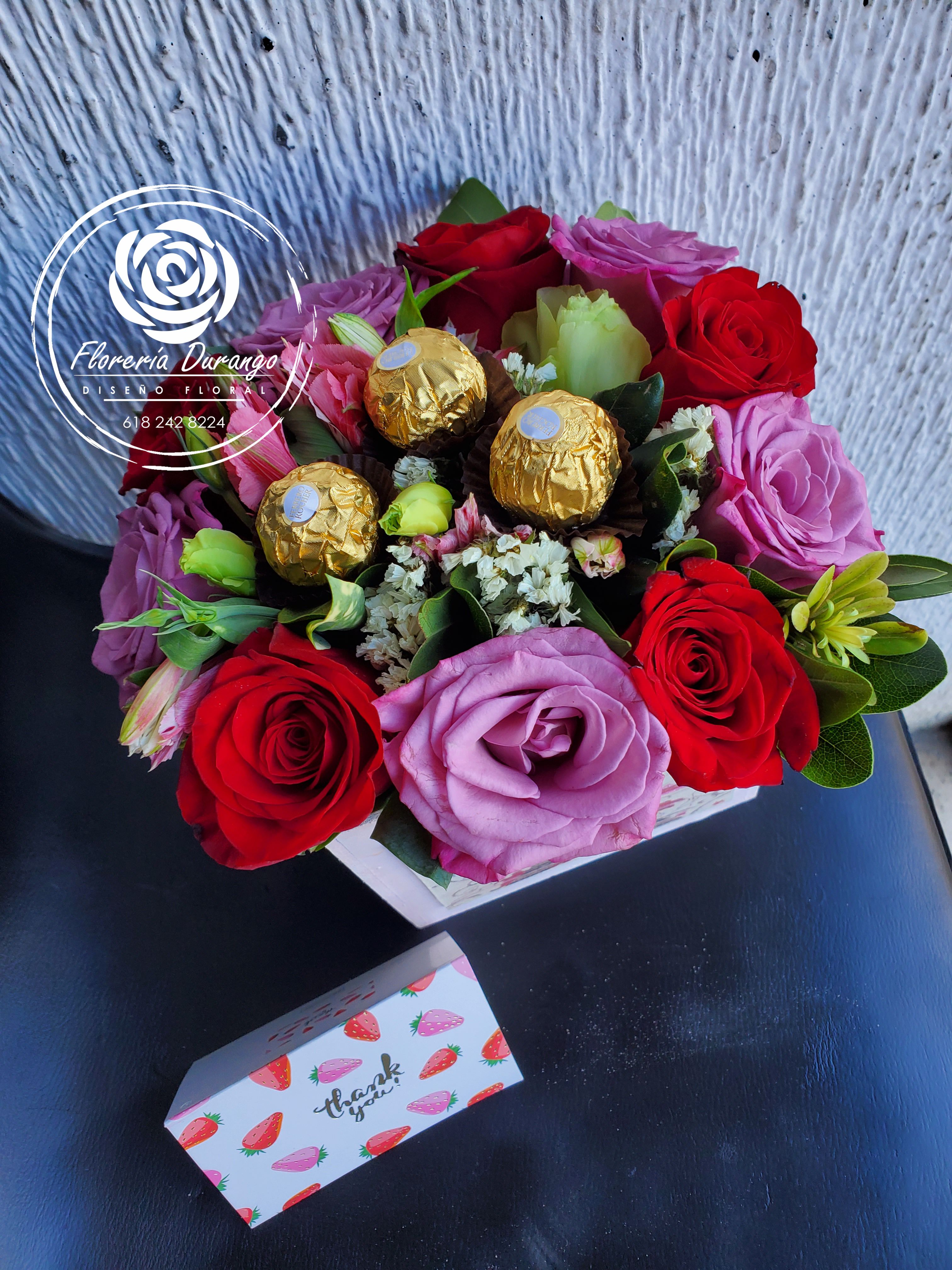 Bouquet de rosas y ferrero