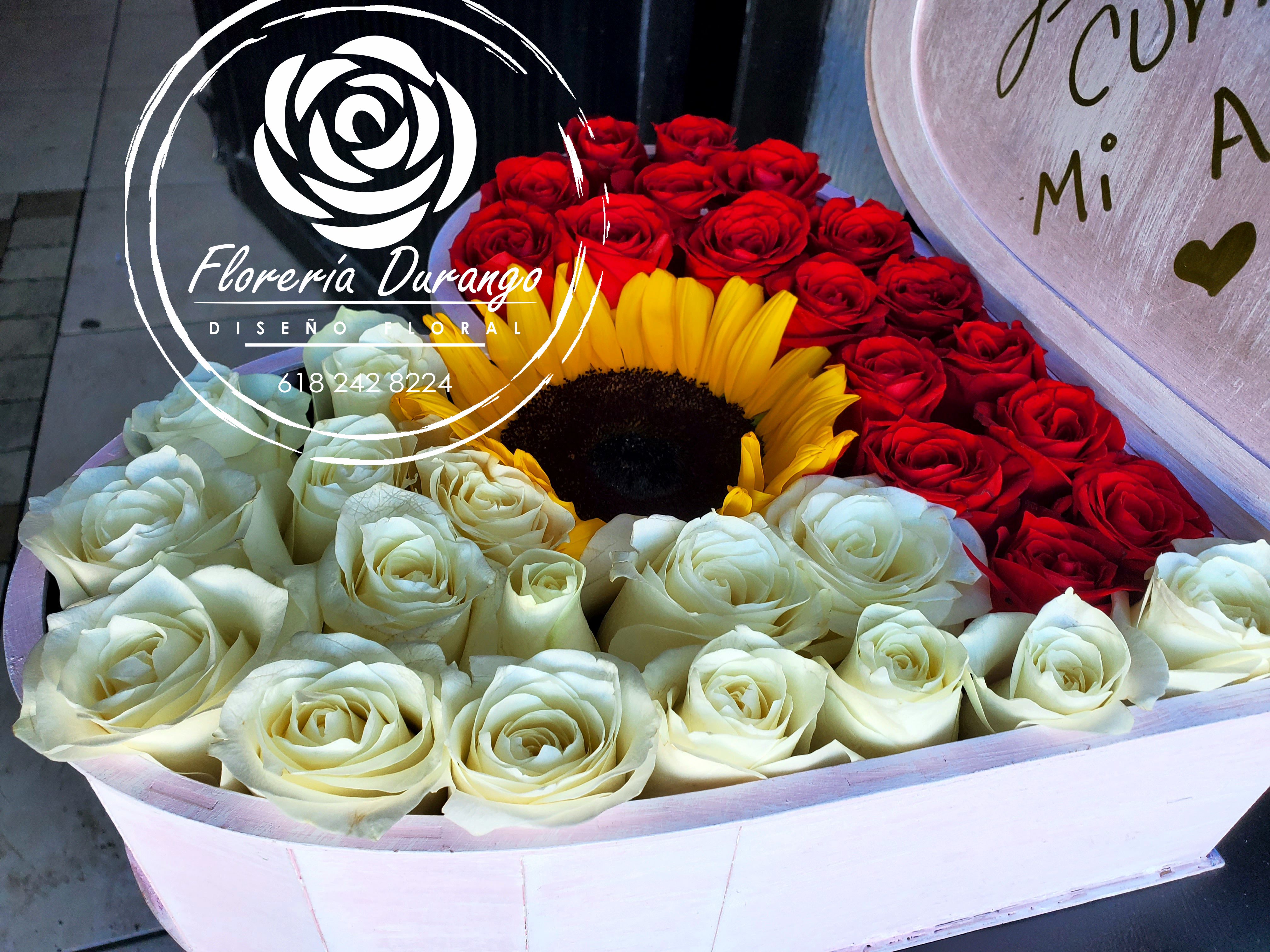 Corazón con rosas y girasol
