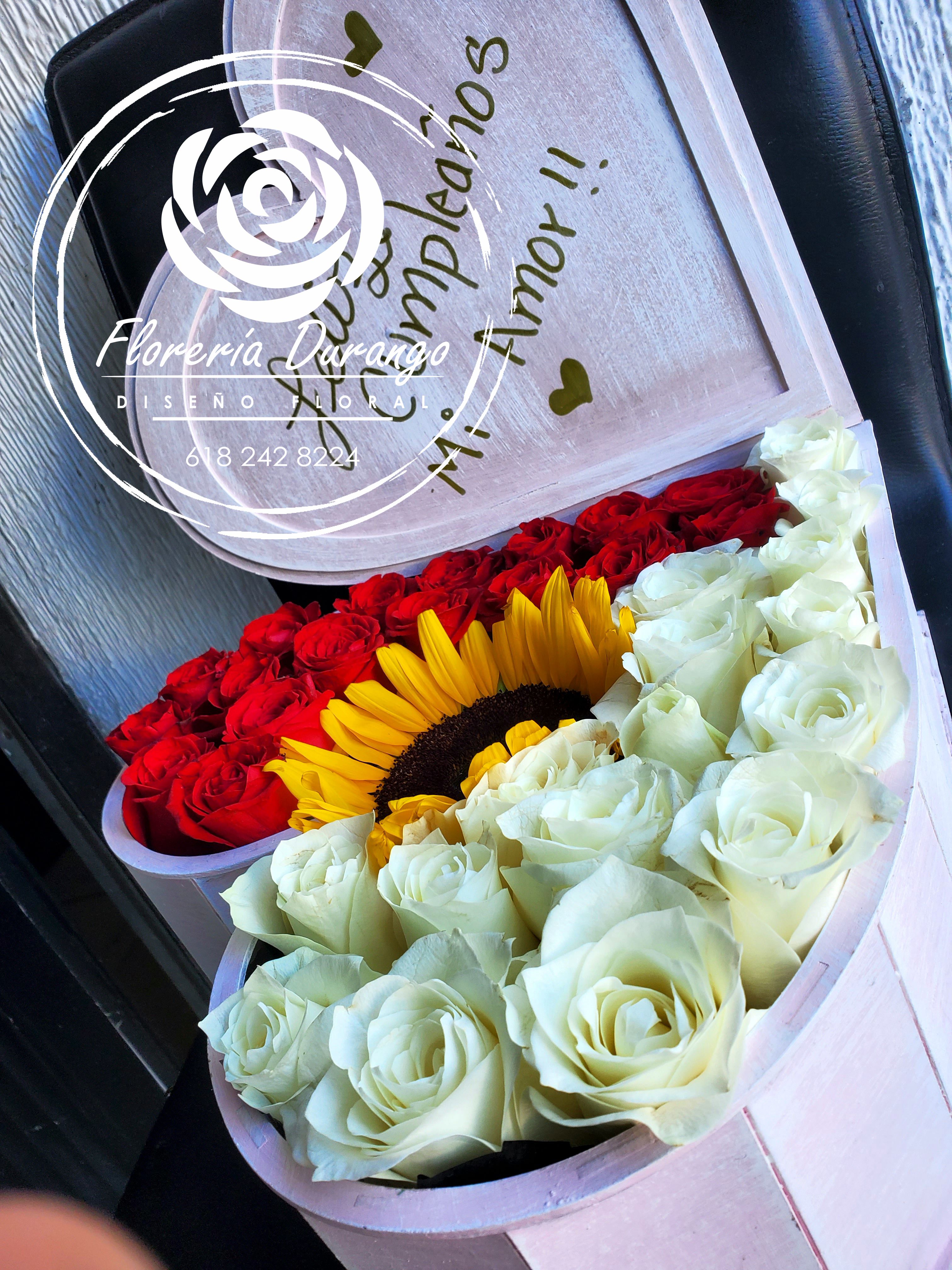 Corazón con rosas y girasol