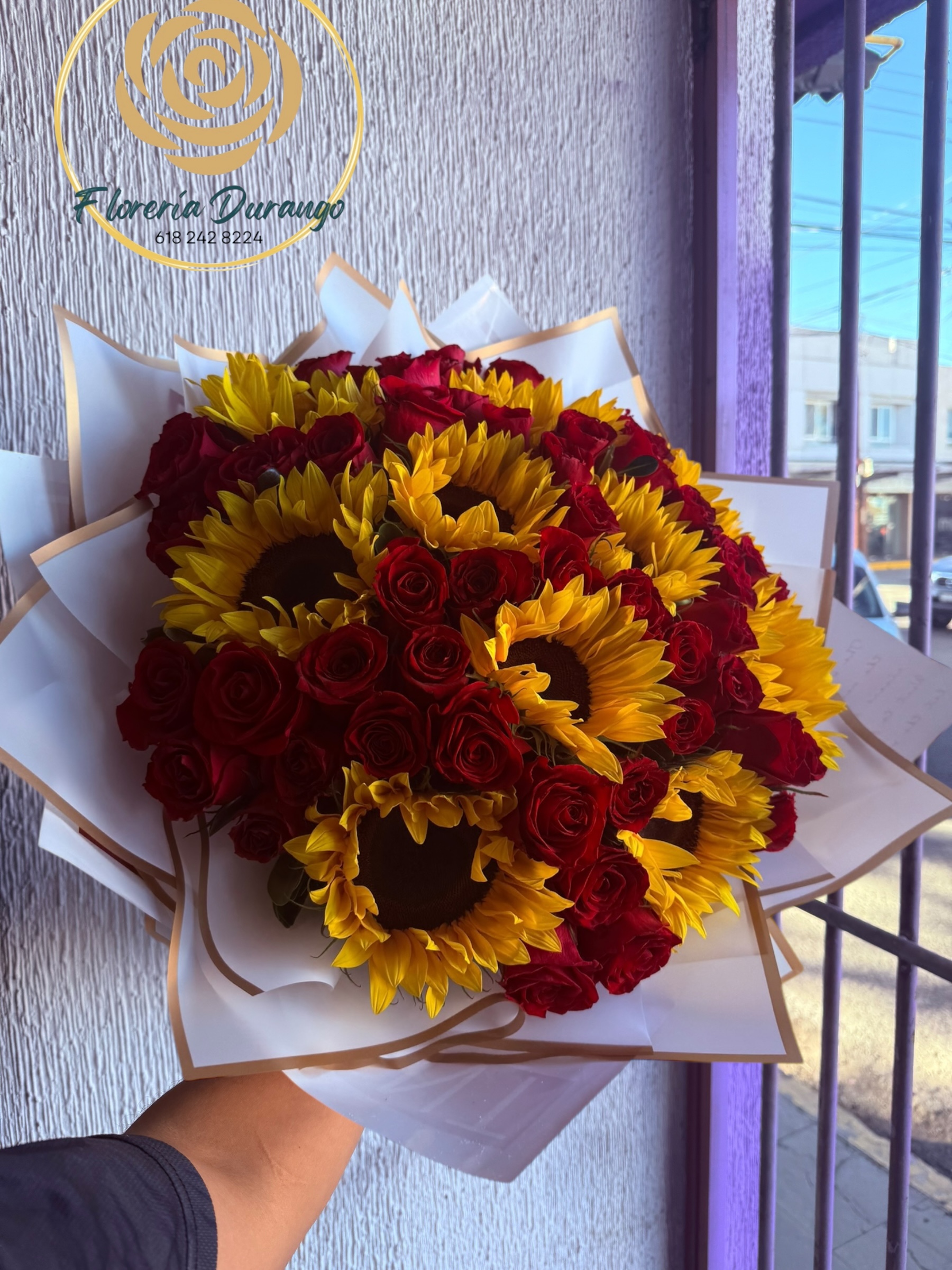 ramo de 10 girasoles con 60 rosas