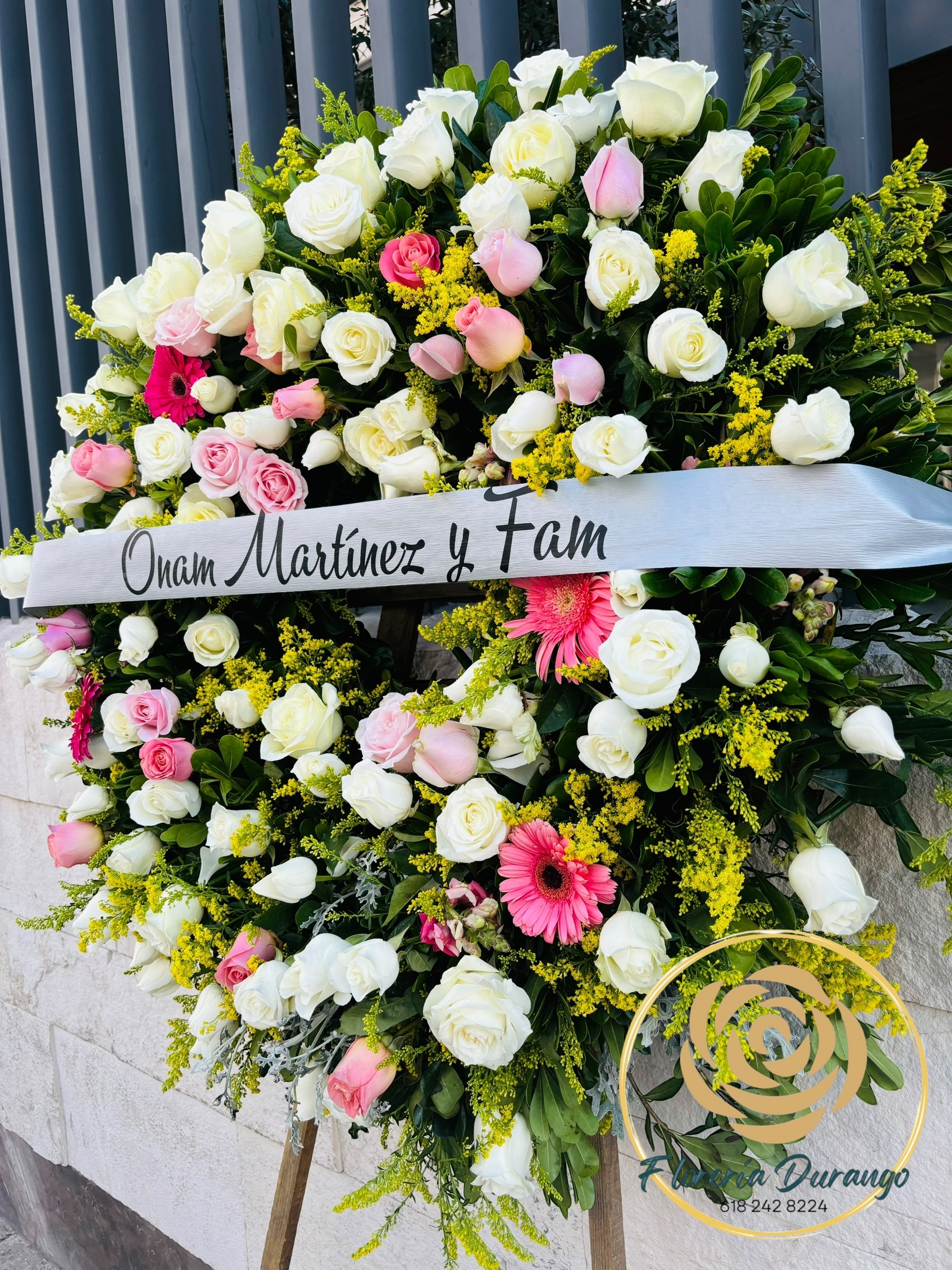 Corona funeraria de flores