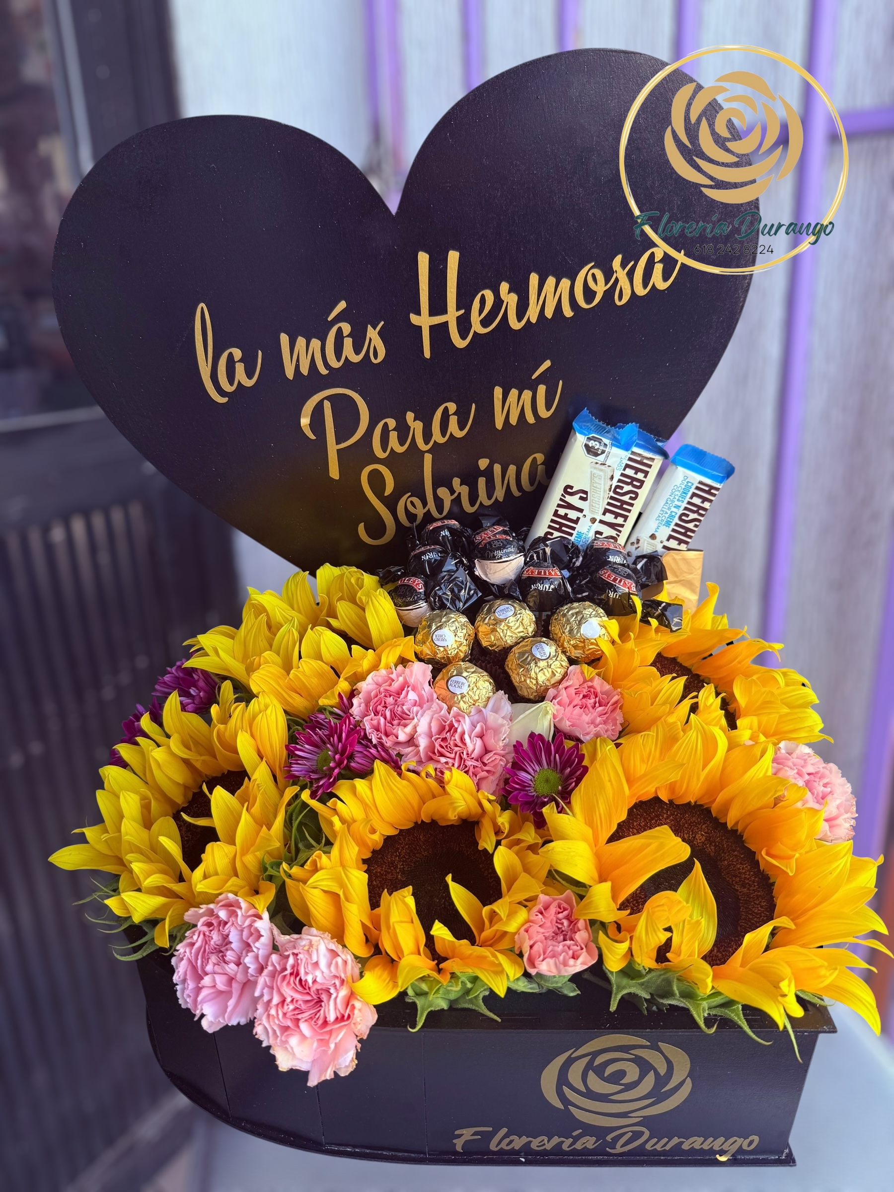 caja corazon con girasoles y chocolates