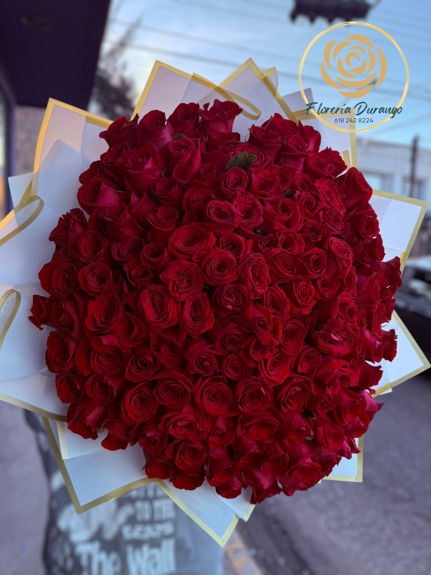 Ramo de 100 rosas con banda