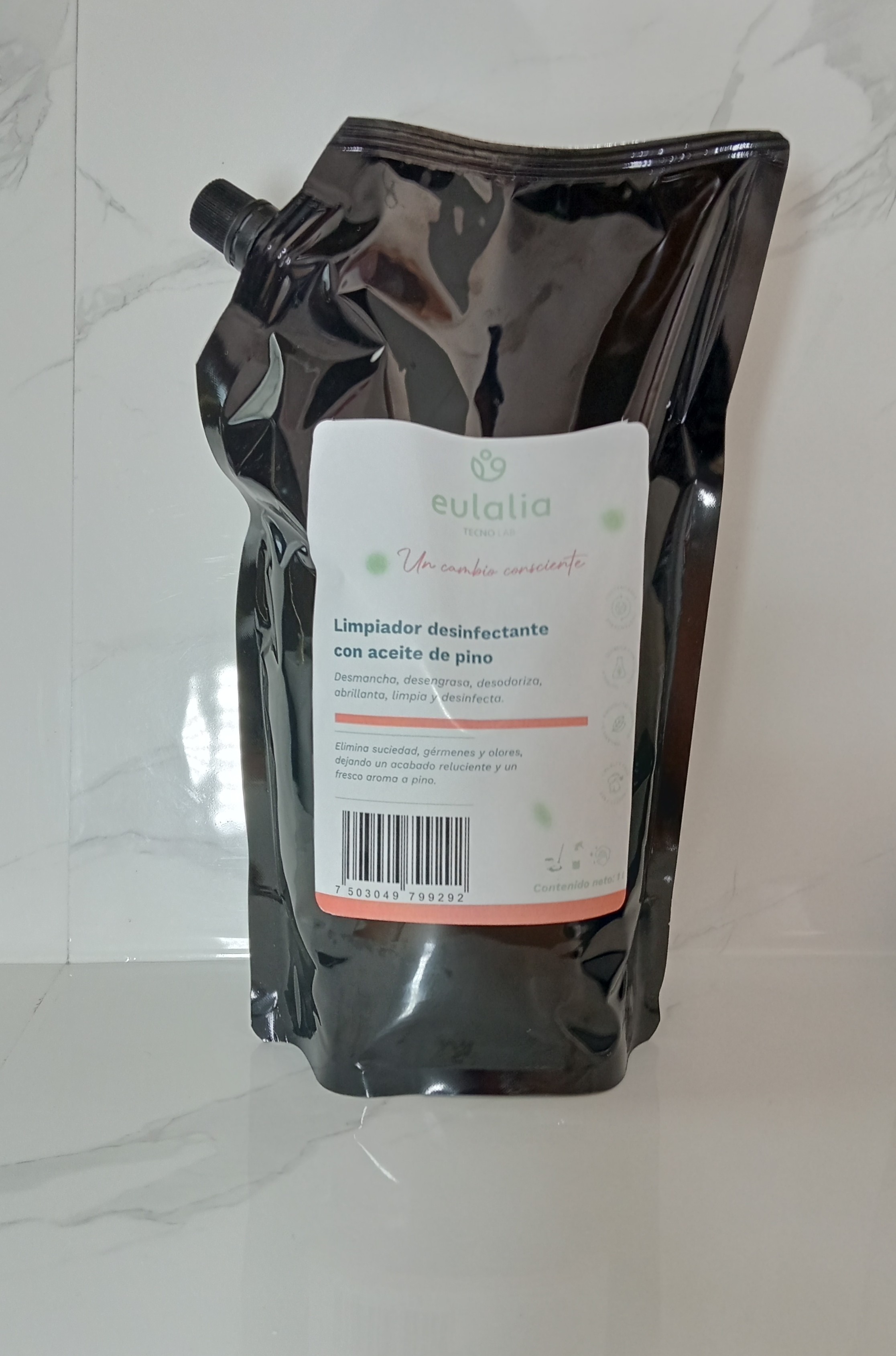 Limpiador desinfectante con aceite de pino