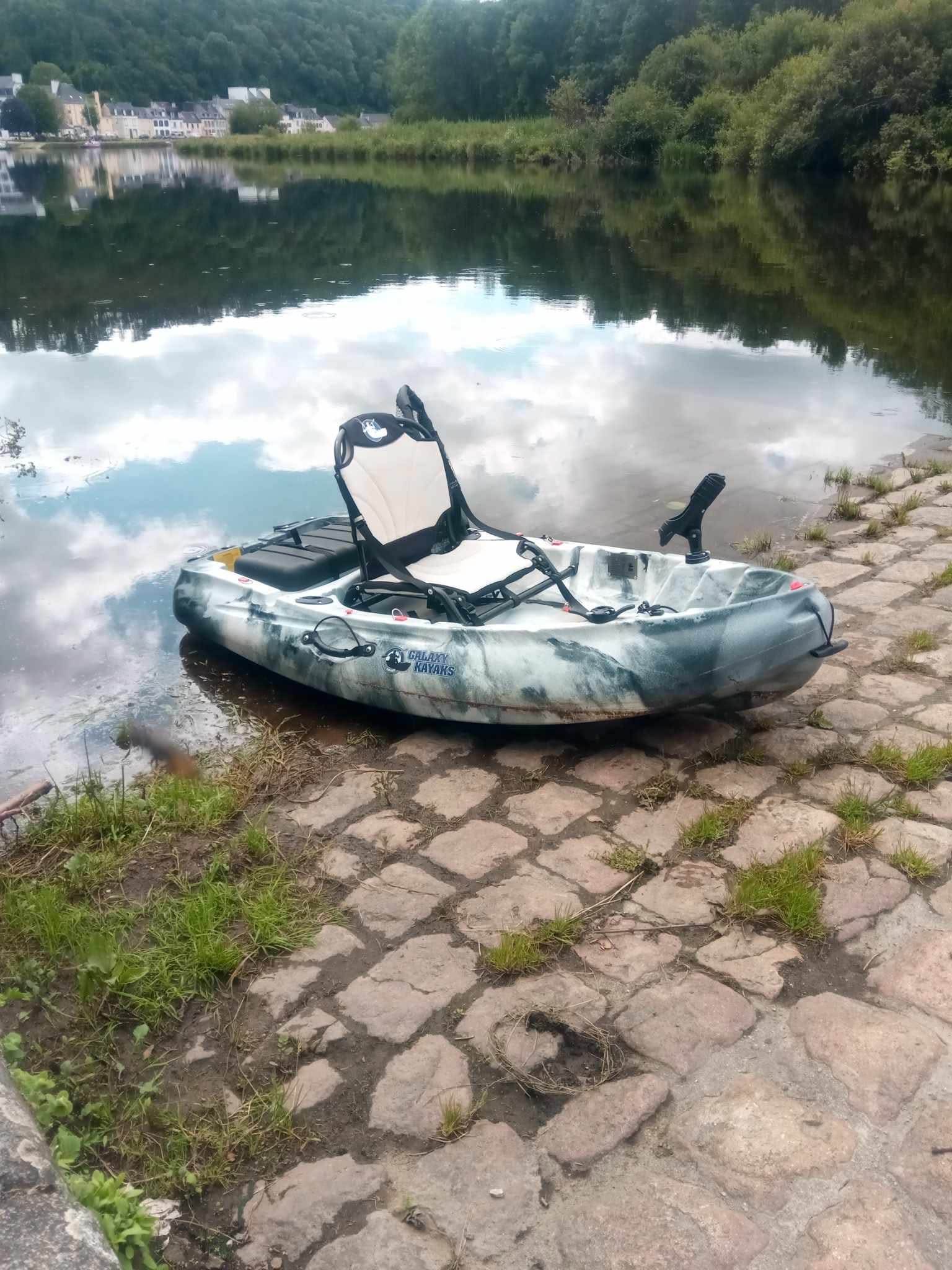 RANGER – kompaktiškas motorinis kajakas su aukšta ir žema sėdynėmis
