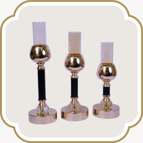 Ensemble de trois chandelles en métal doré