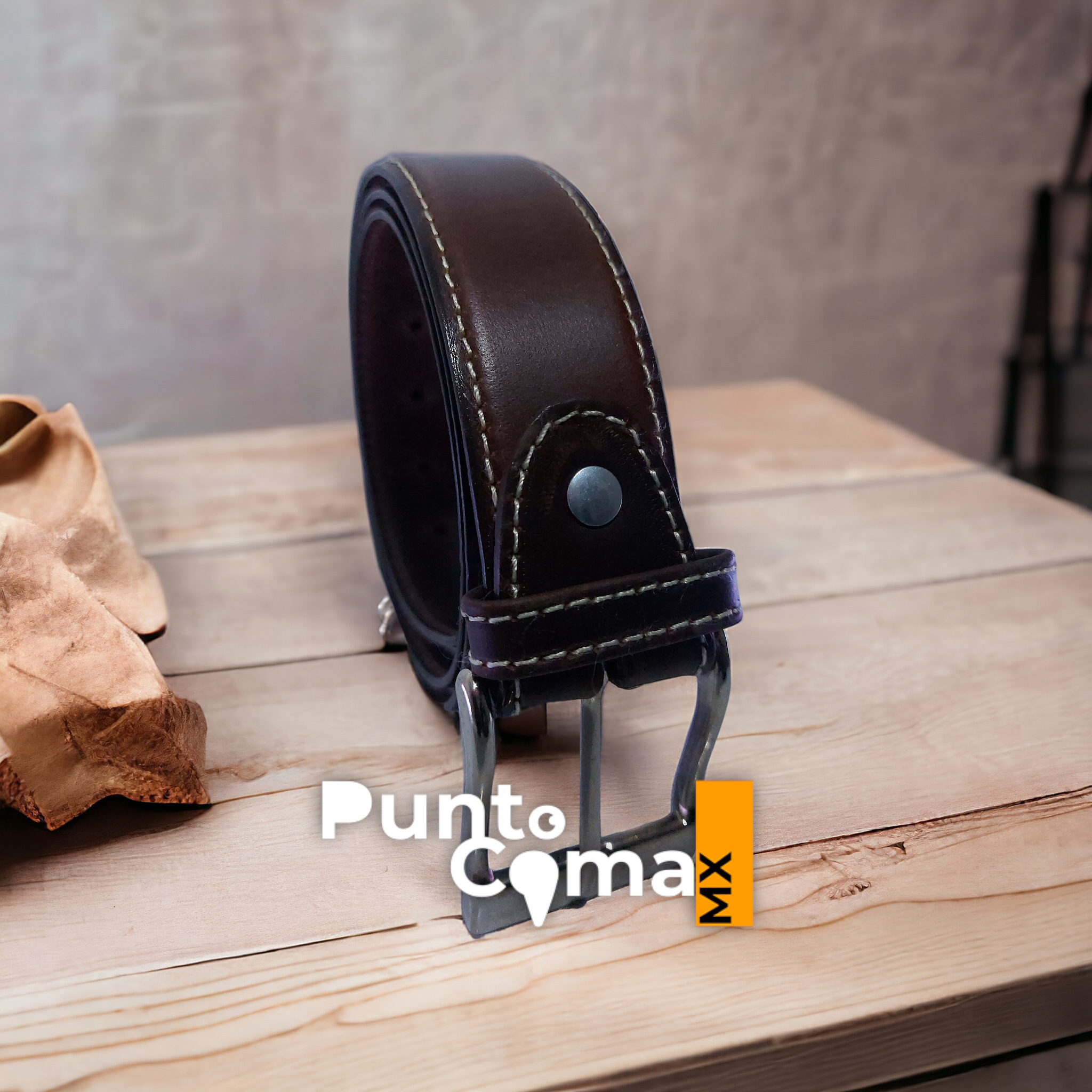 Bolsa con 12 cinturones de piel