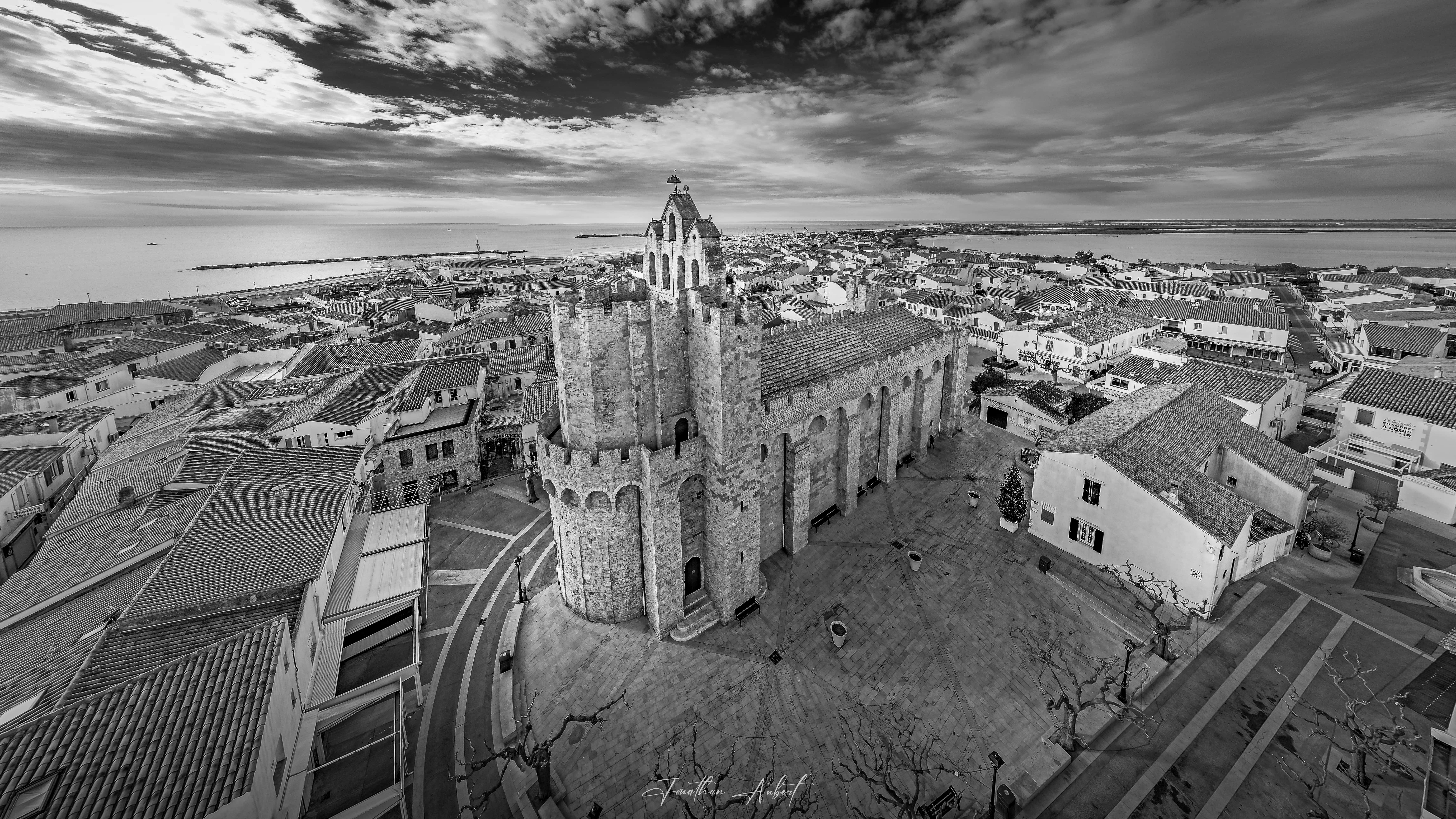 Élégance Médiévale en Monochrome