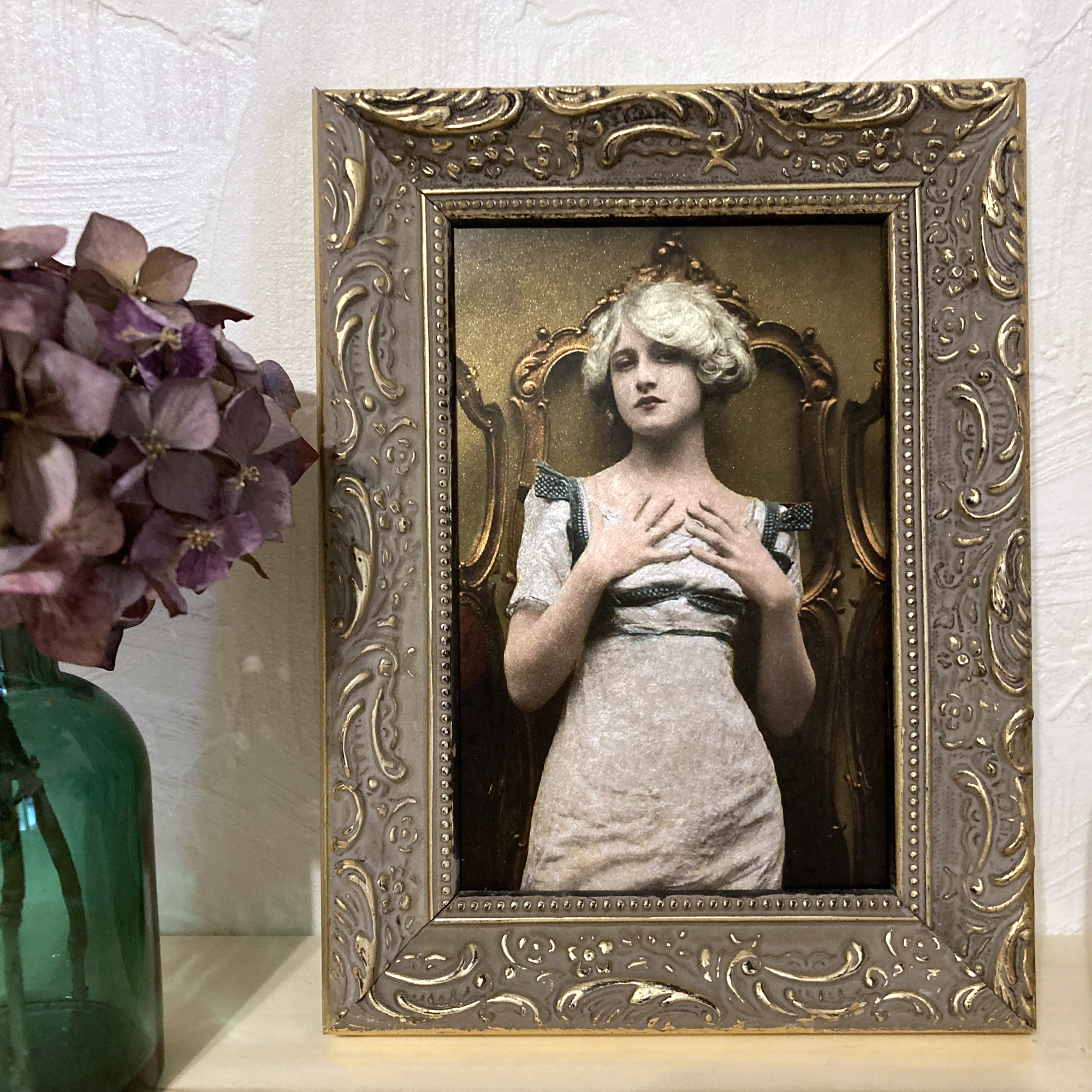 Beauté rétro, cadre baroque