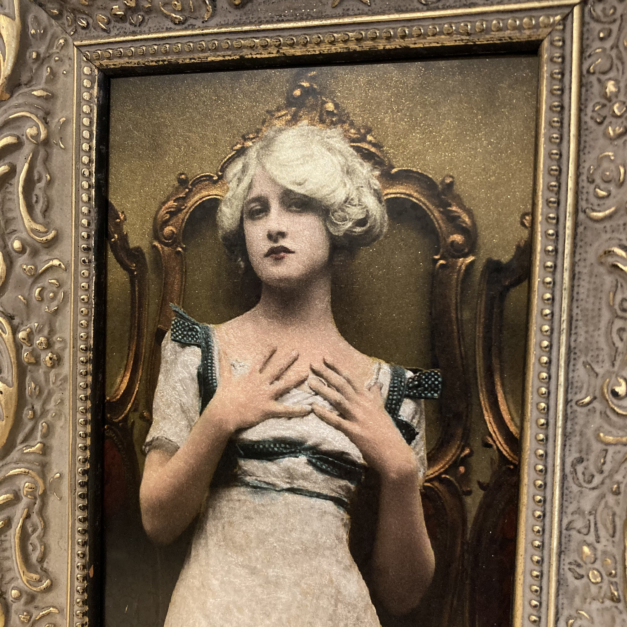 Beauté rétro, cadre baroque