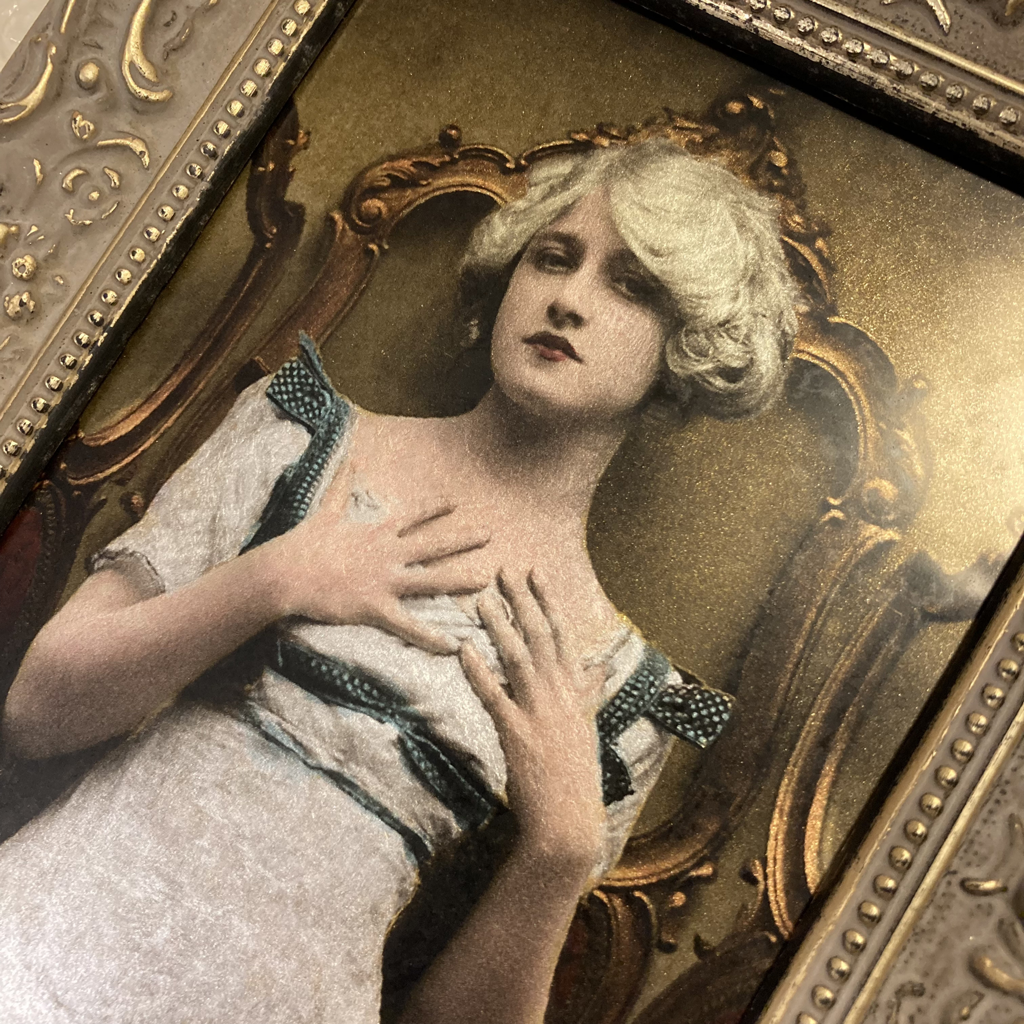 Beauté rétro, cadre baroque