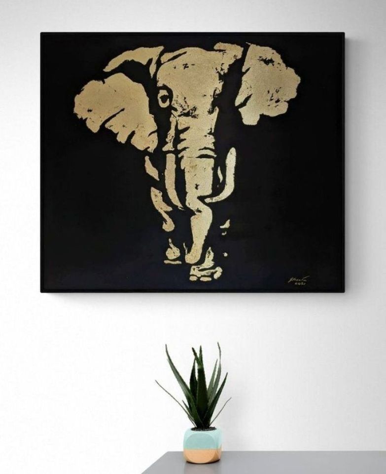 🎨🐘 Golden Majesty: An Abstract Ode to the Elephant 🐘🎨