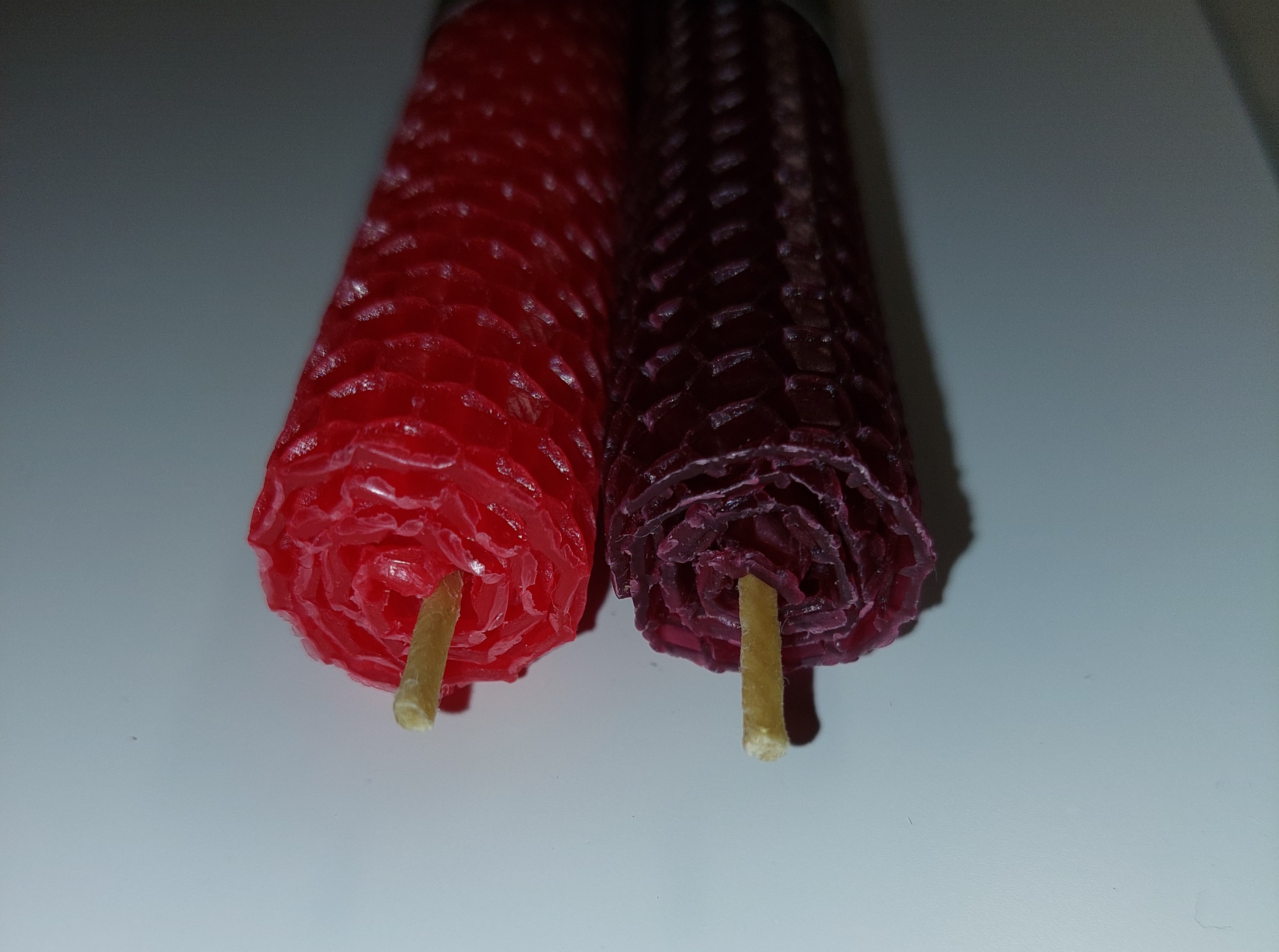 rote Bienenwachskerzen
