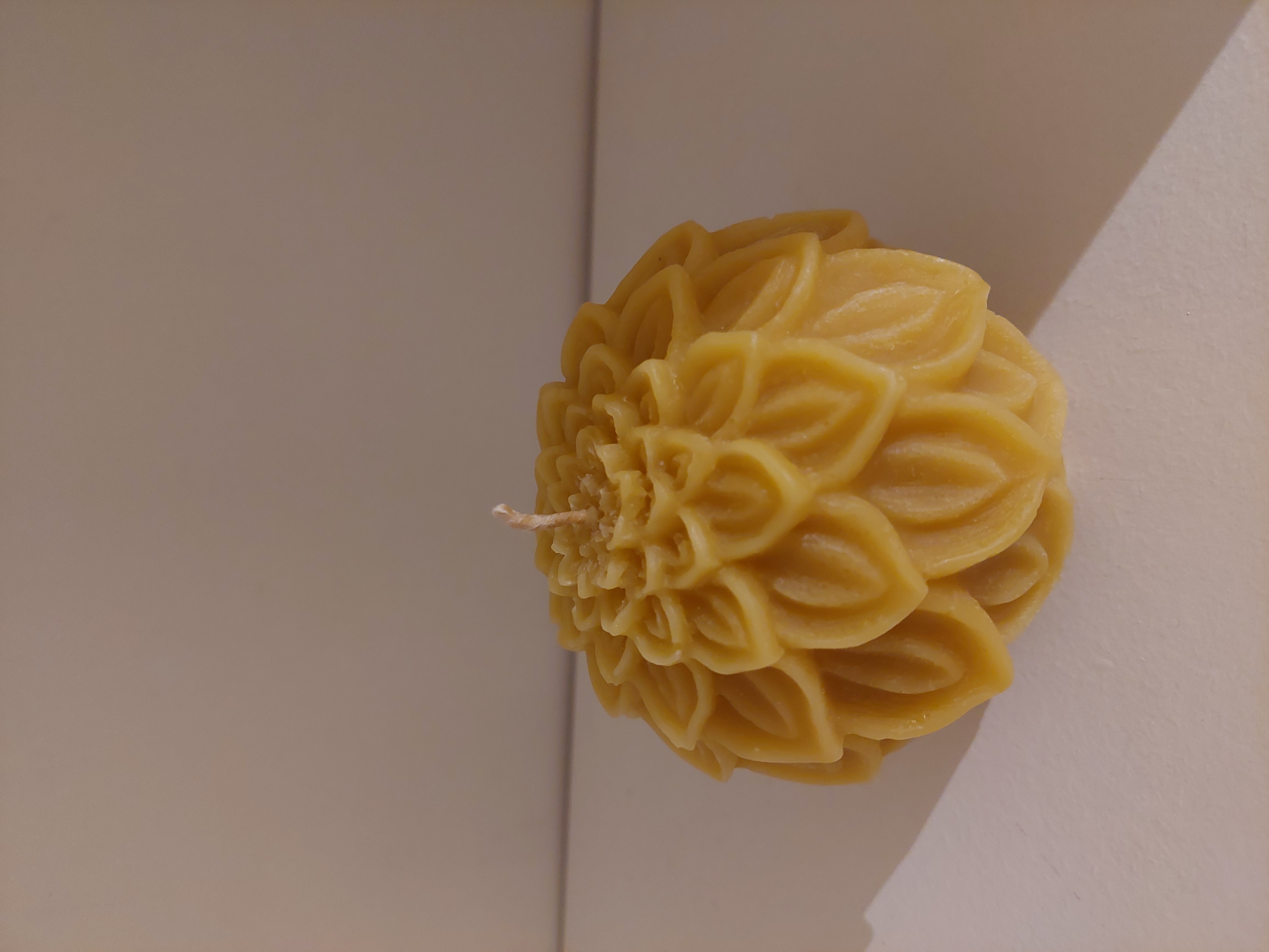  Blütenmusterkerze aus Bienenwachs