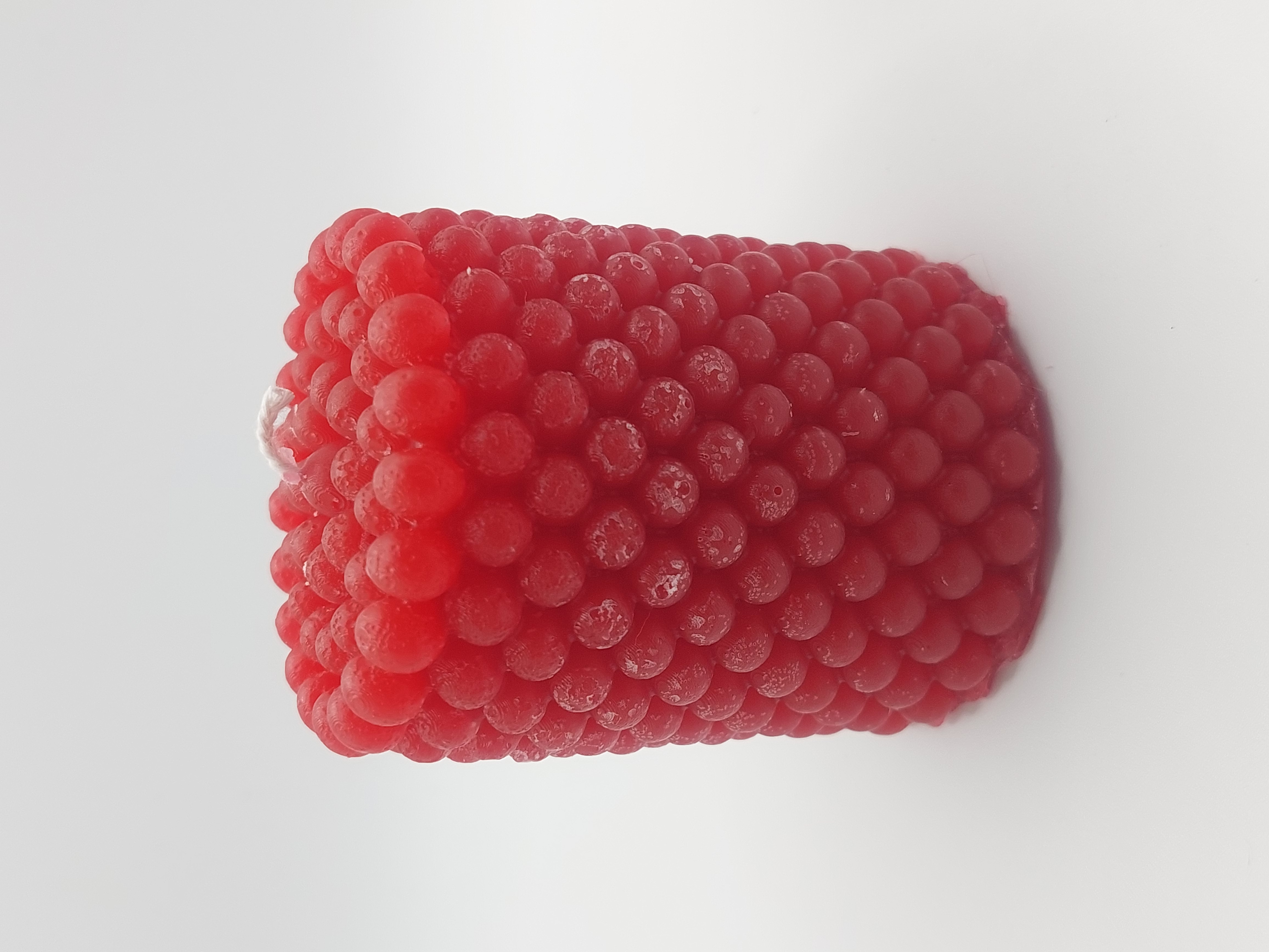 Dekorative rote Perlenkerze