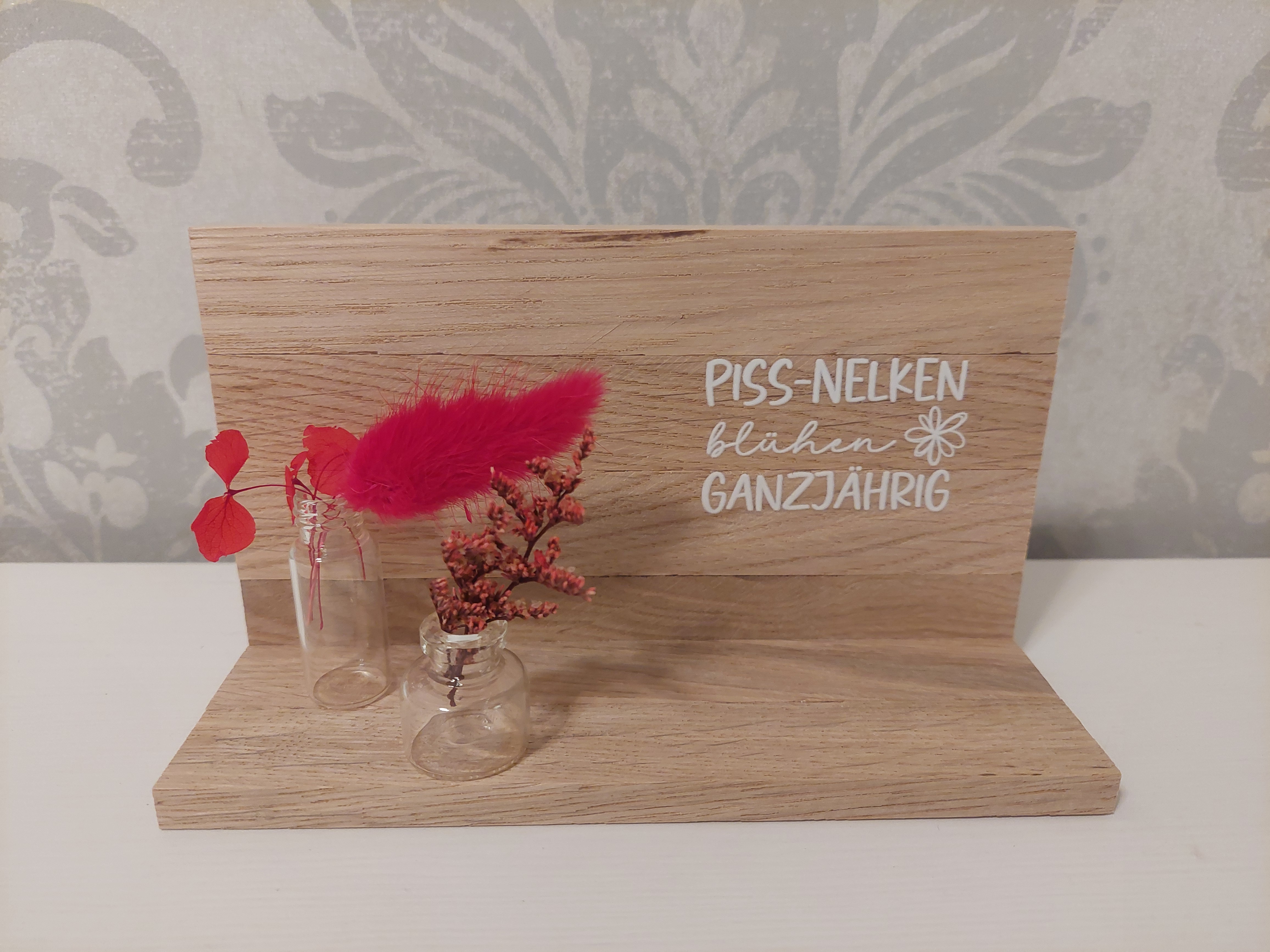 Dekoratives Blumenarrangement mit Spruch