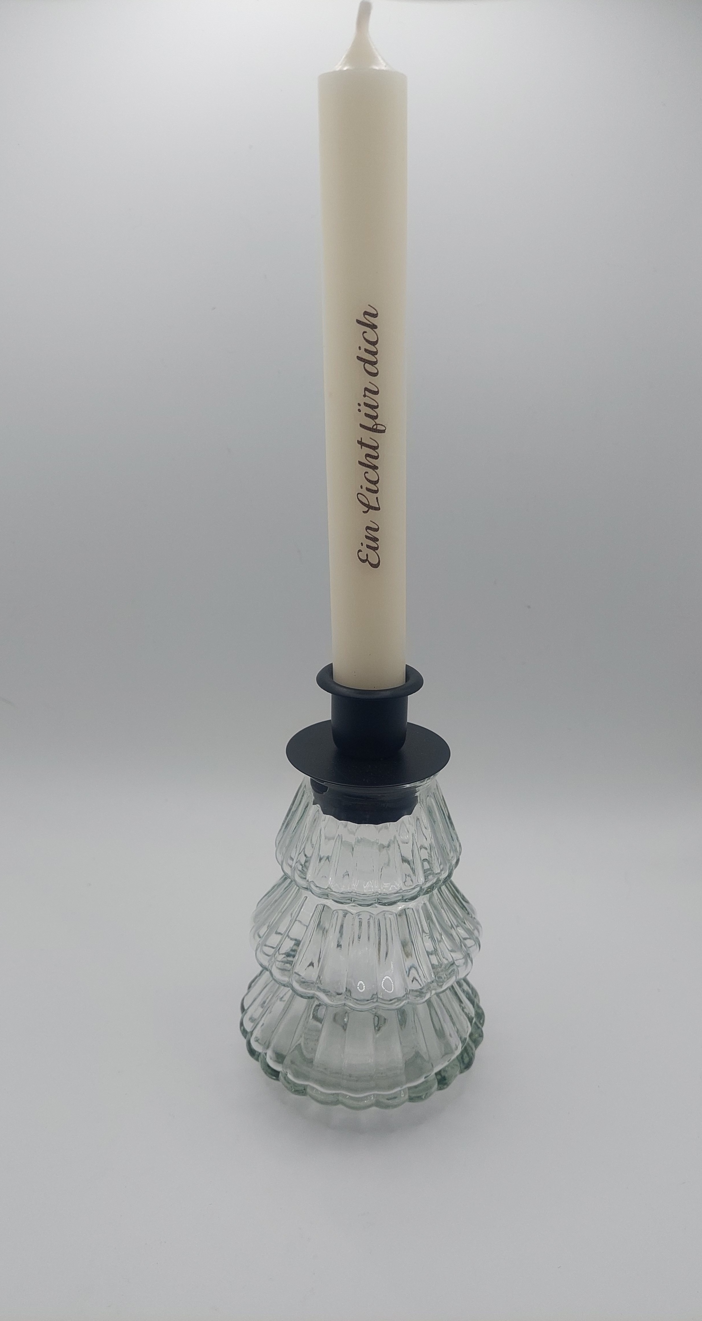 Eleganter Kerzenhalter aus Glas mit dekorativer Kerze