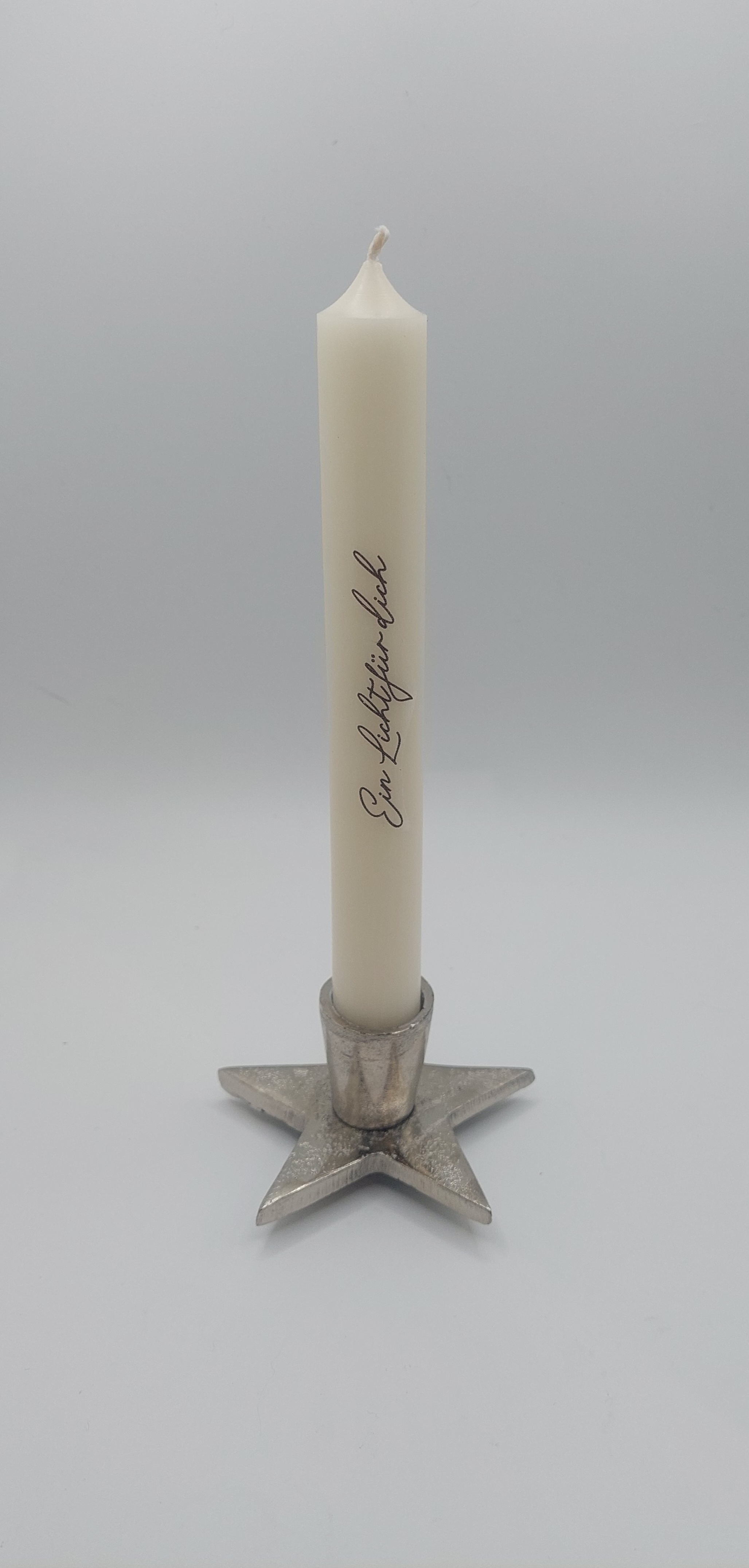 Kerze mit Schriftzug und silbernem Sternhalter