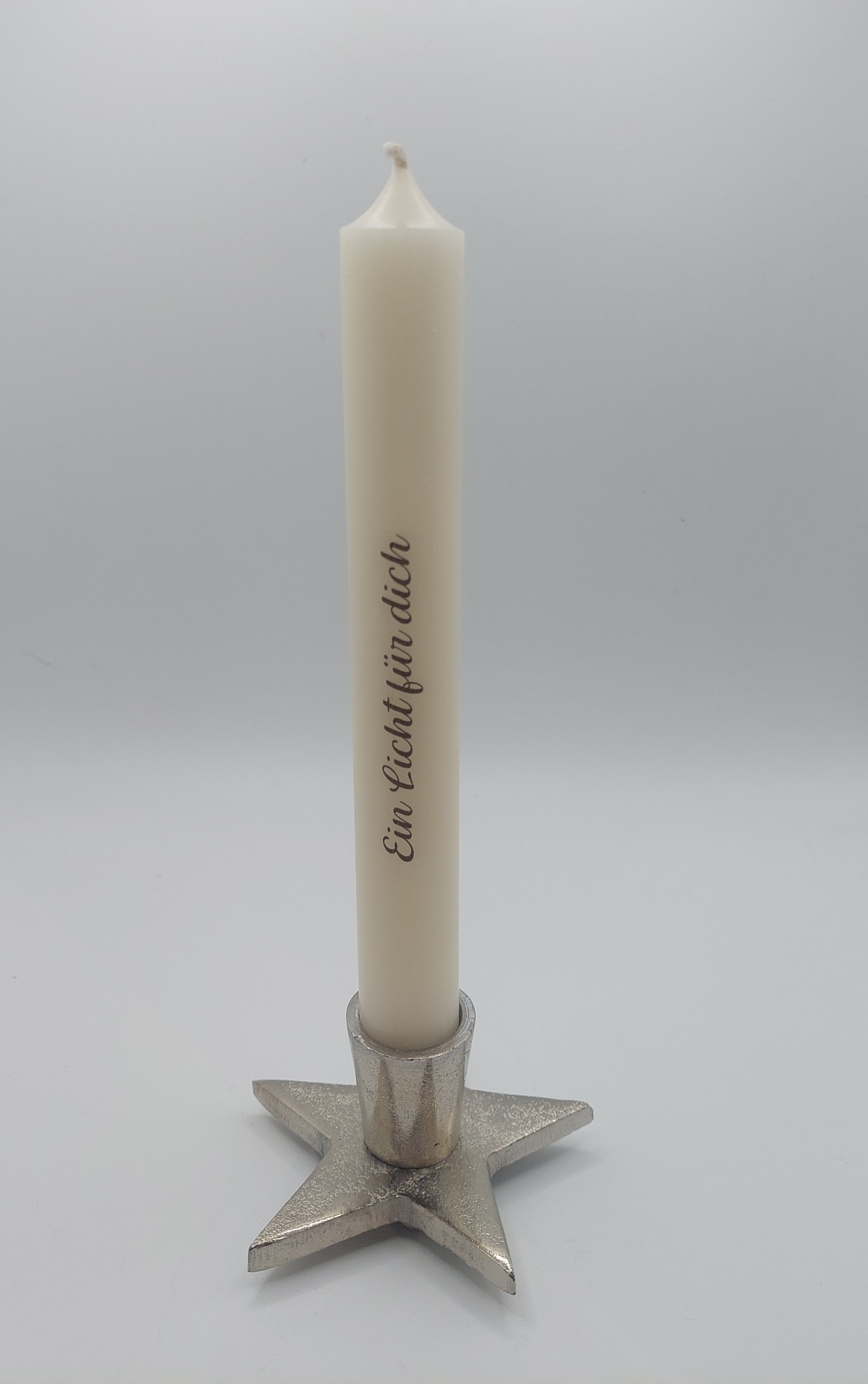 Kerze mit Schriftzug und silbernem Sternhalter