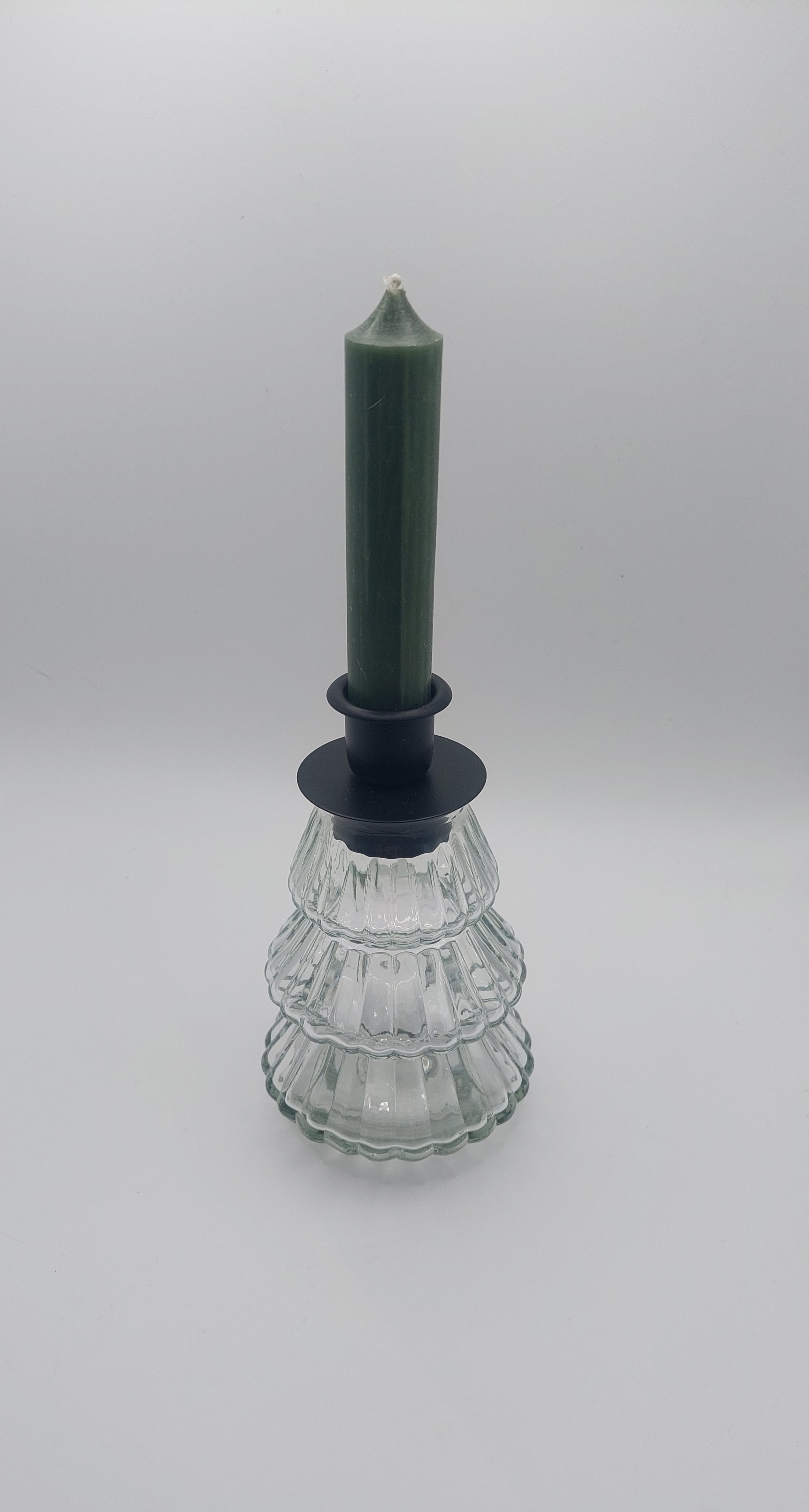 Eleganter Kerzenhalter aus Glas mit dekorativer Kerze