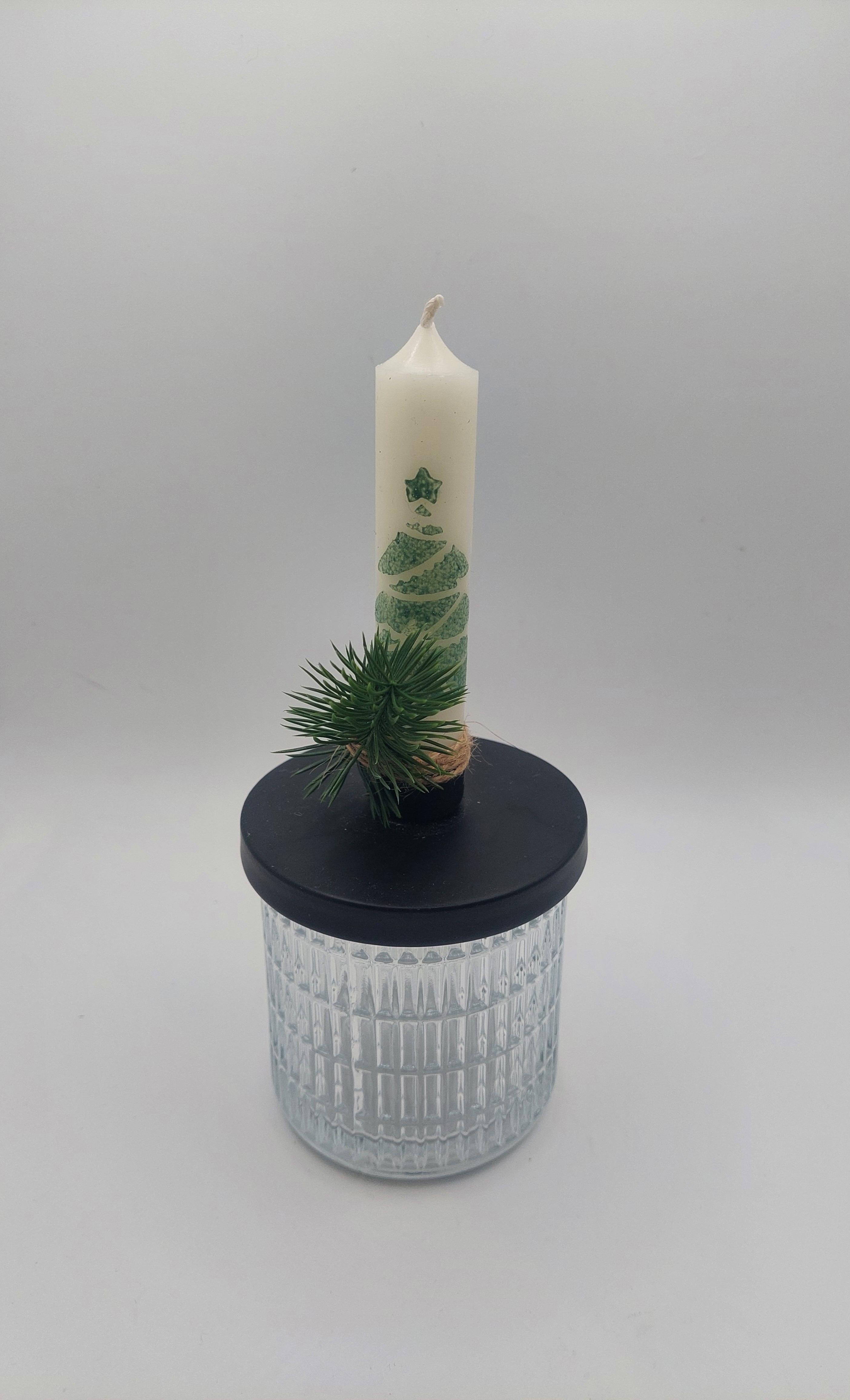 Dekoratives Weihnachtsglas mit Kerze