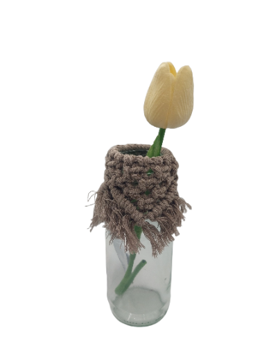 Handgefertigte Vase mit Makramee