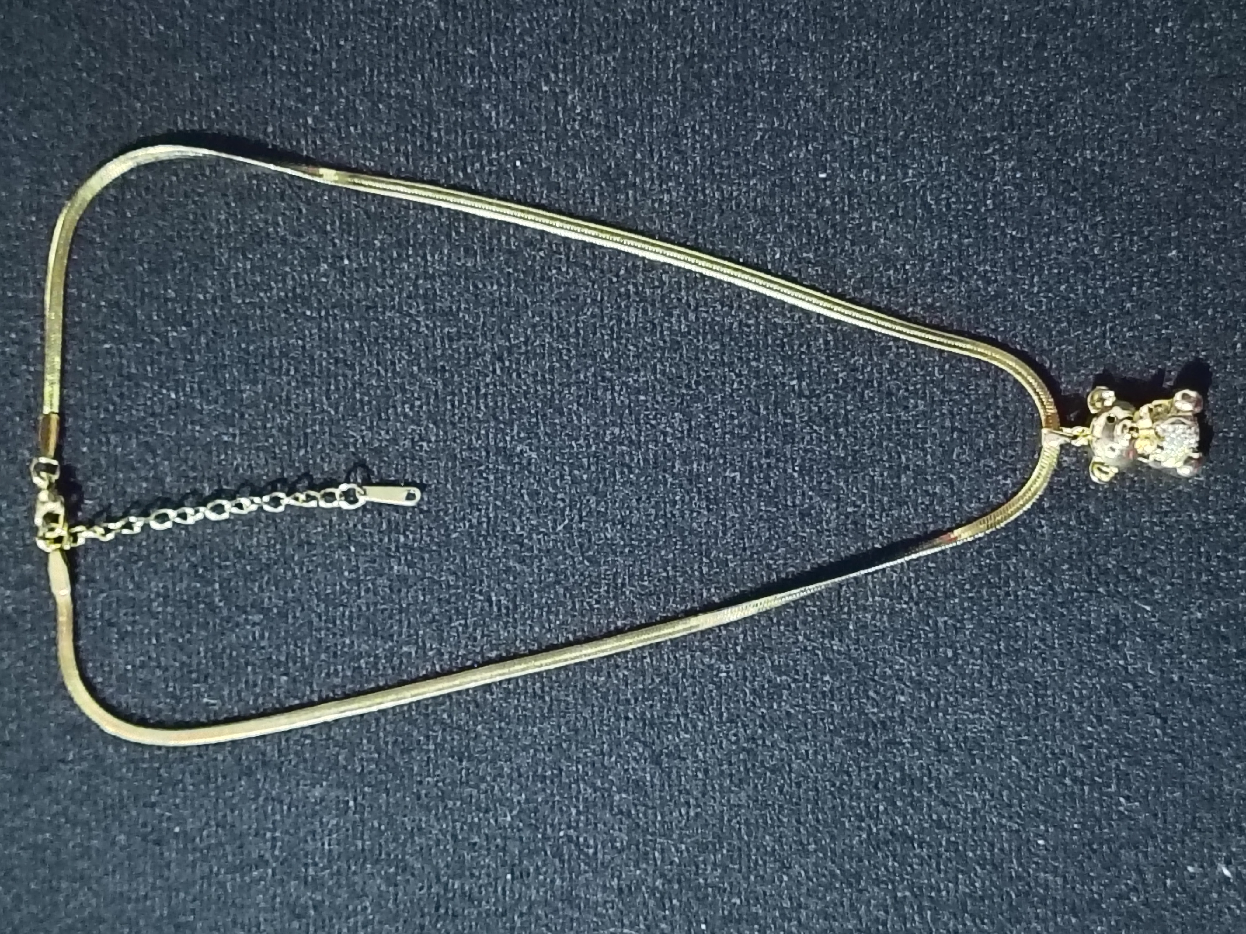 Collar dorado con colgante de oso