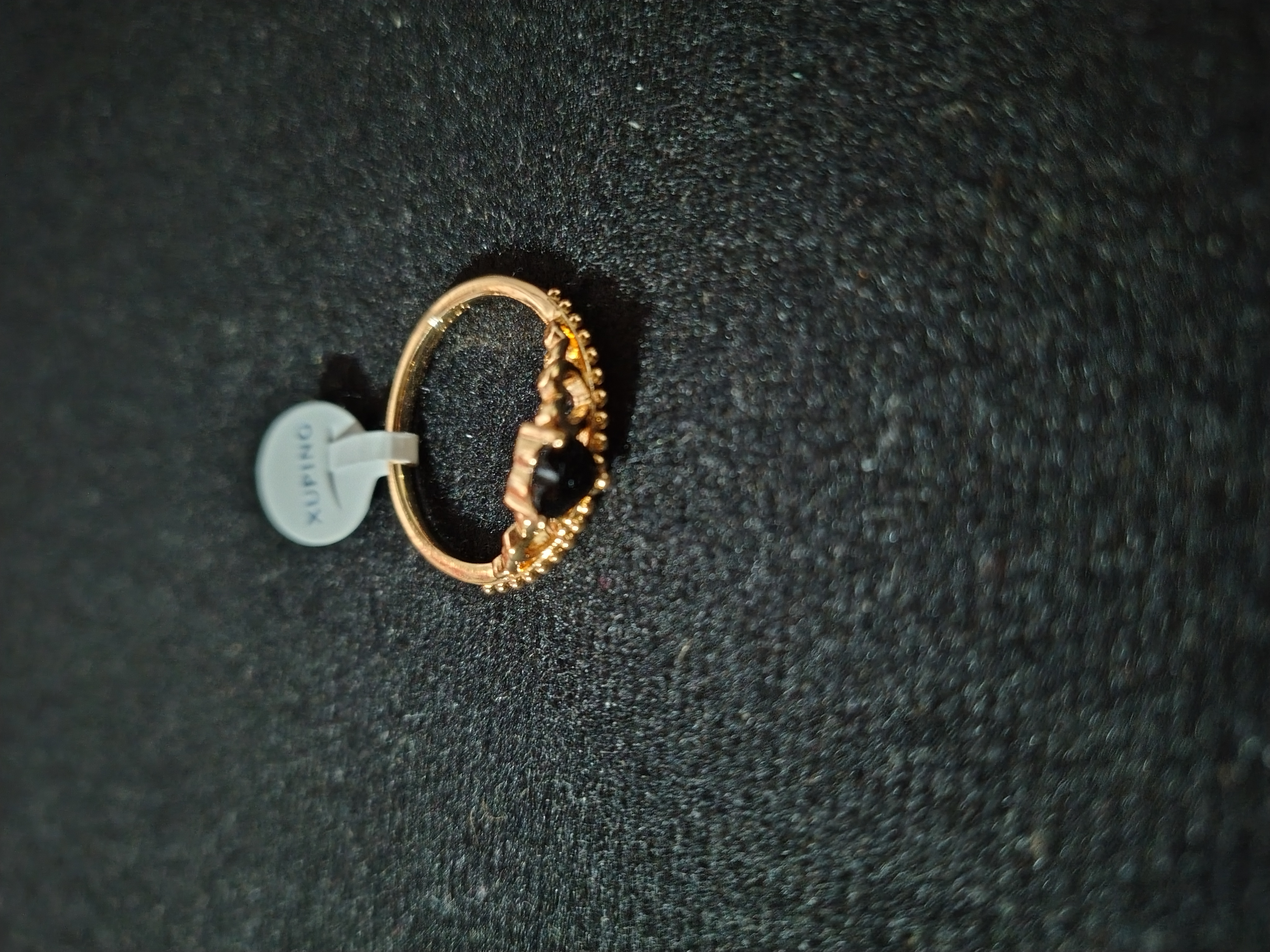 Anillo de oro con piedra negra