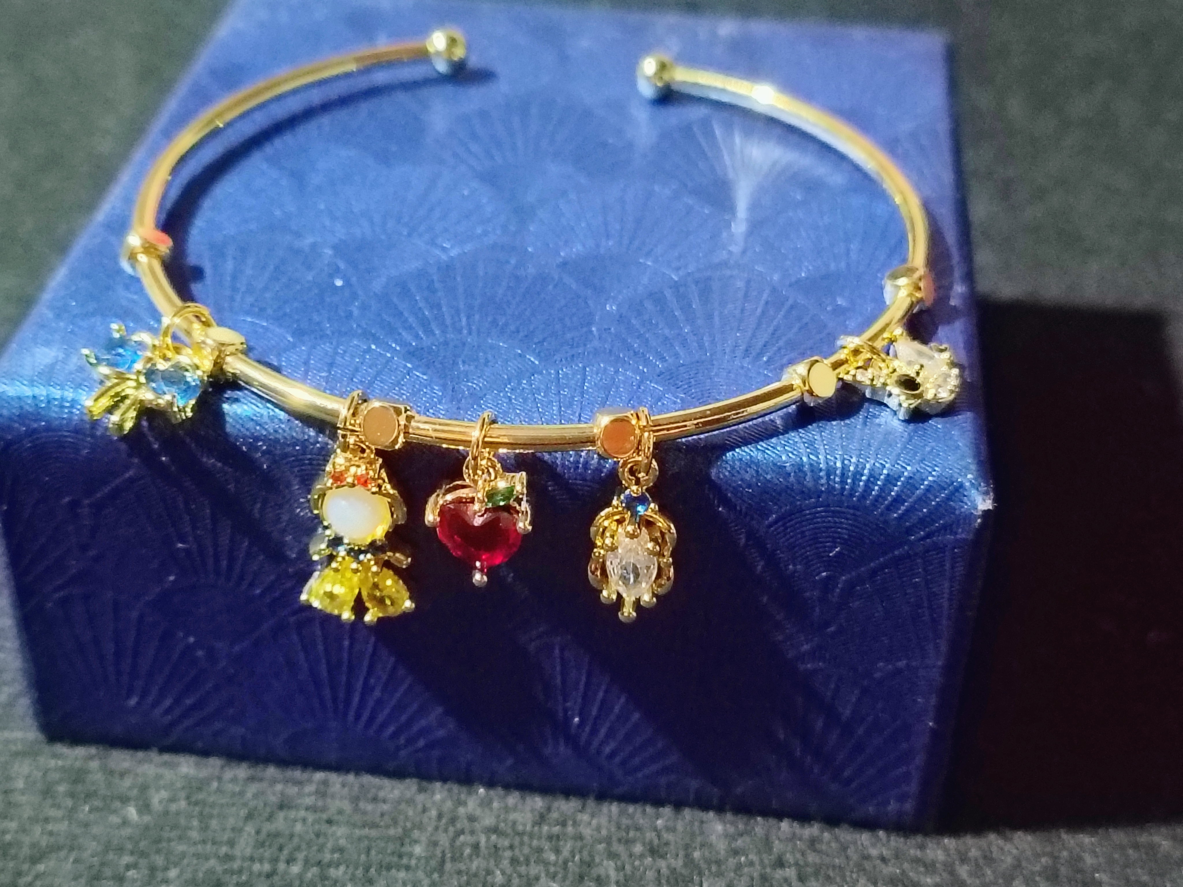 Pulsera de charm dorada