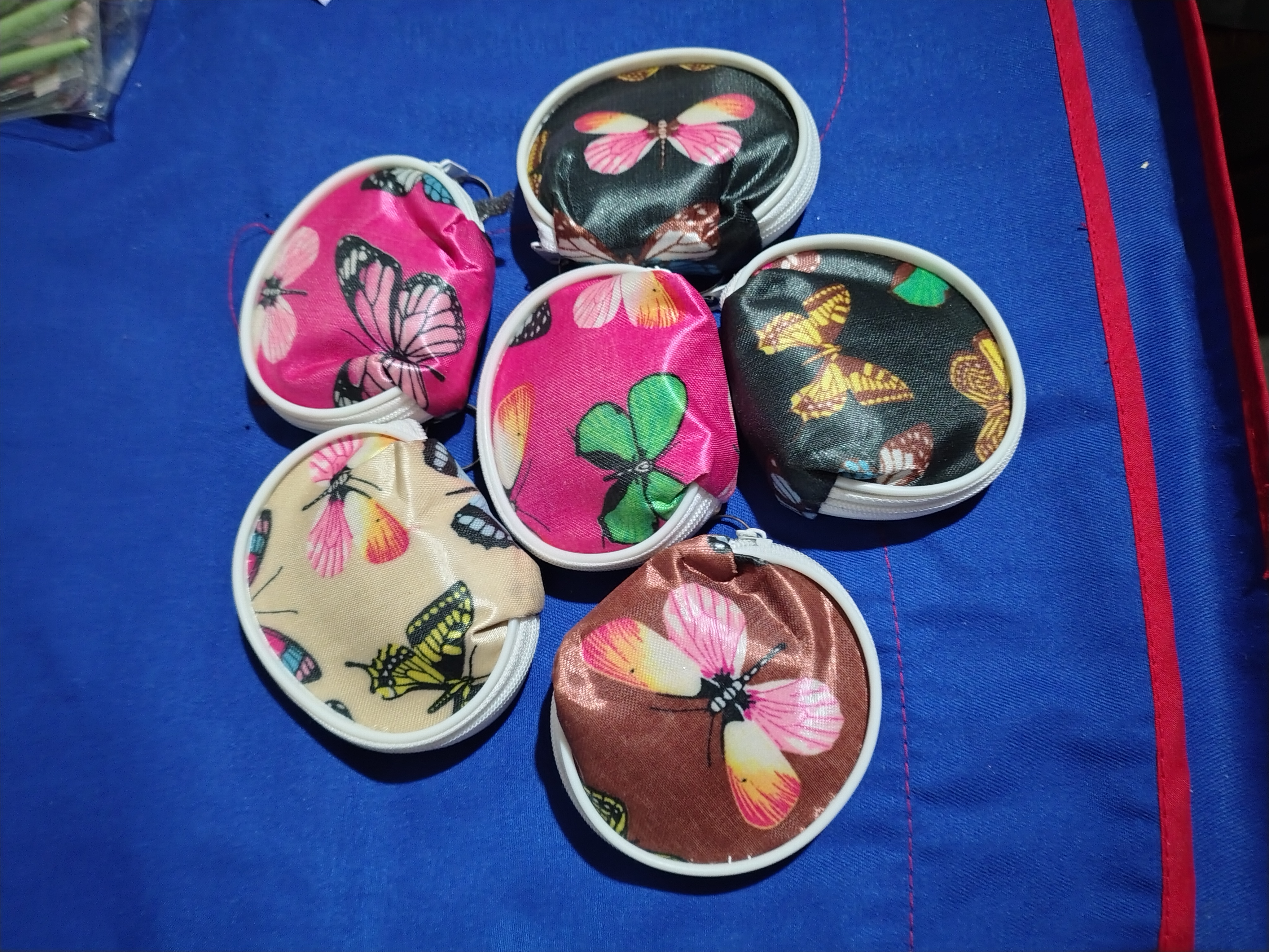 Monederos de tela con estampado de mariposas