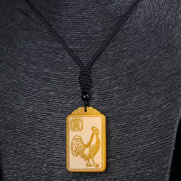 龙玉鸡吊坠本命年护身符金鸡玉牌2化解泰钛岁吊坠 Yellow Dragon Jade Rooster Pendant Zodiac Year Amulet Golden