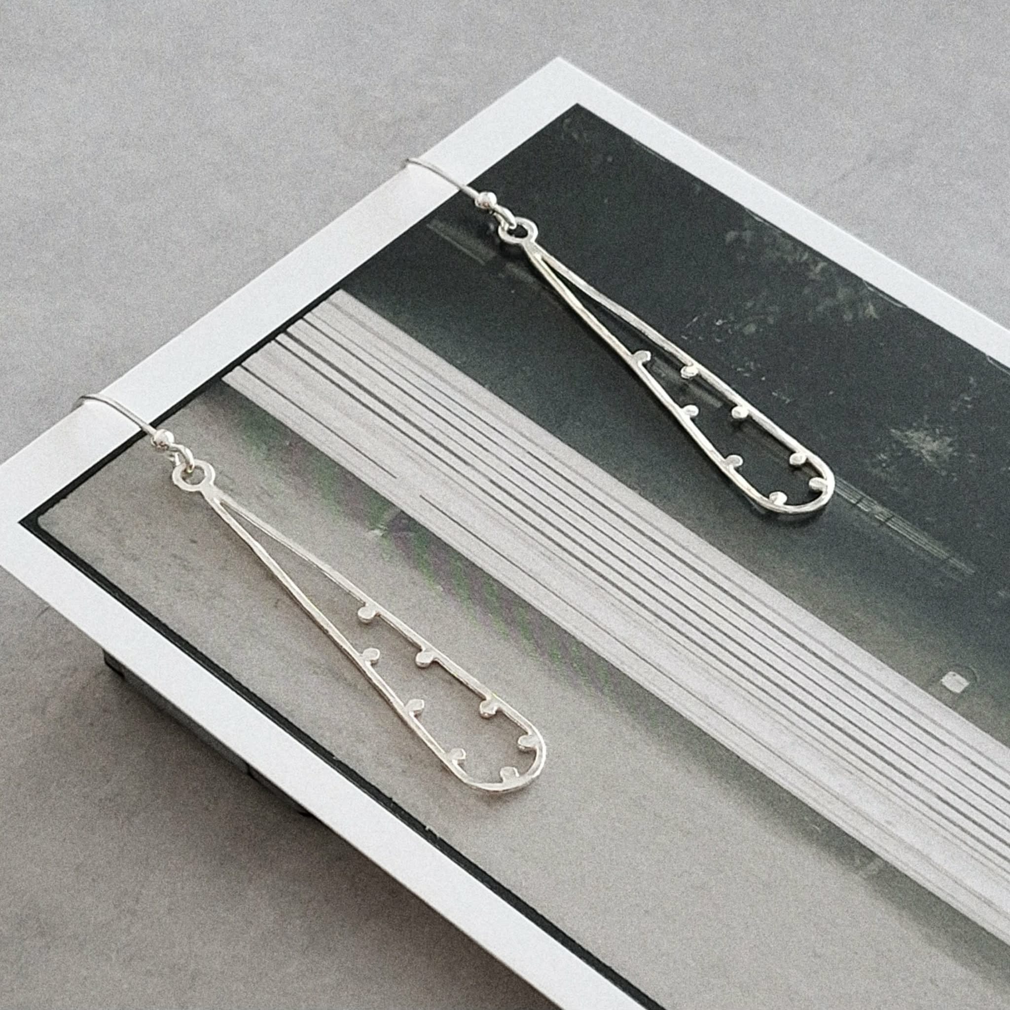 Kabantys auskarai "LAŠAS SU TAŠKELIAIS"