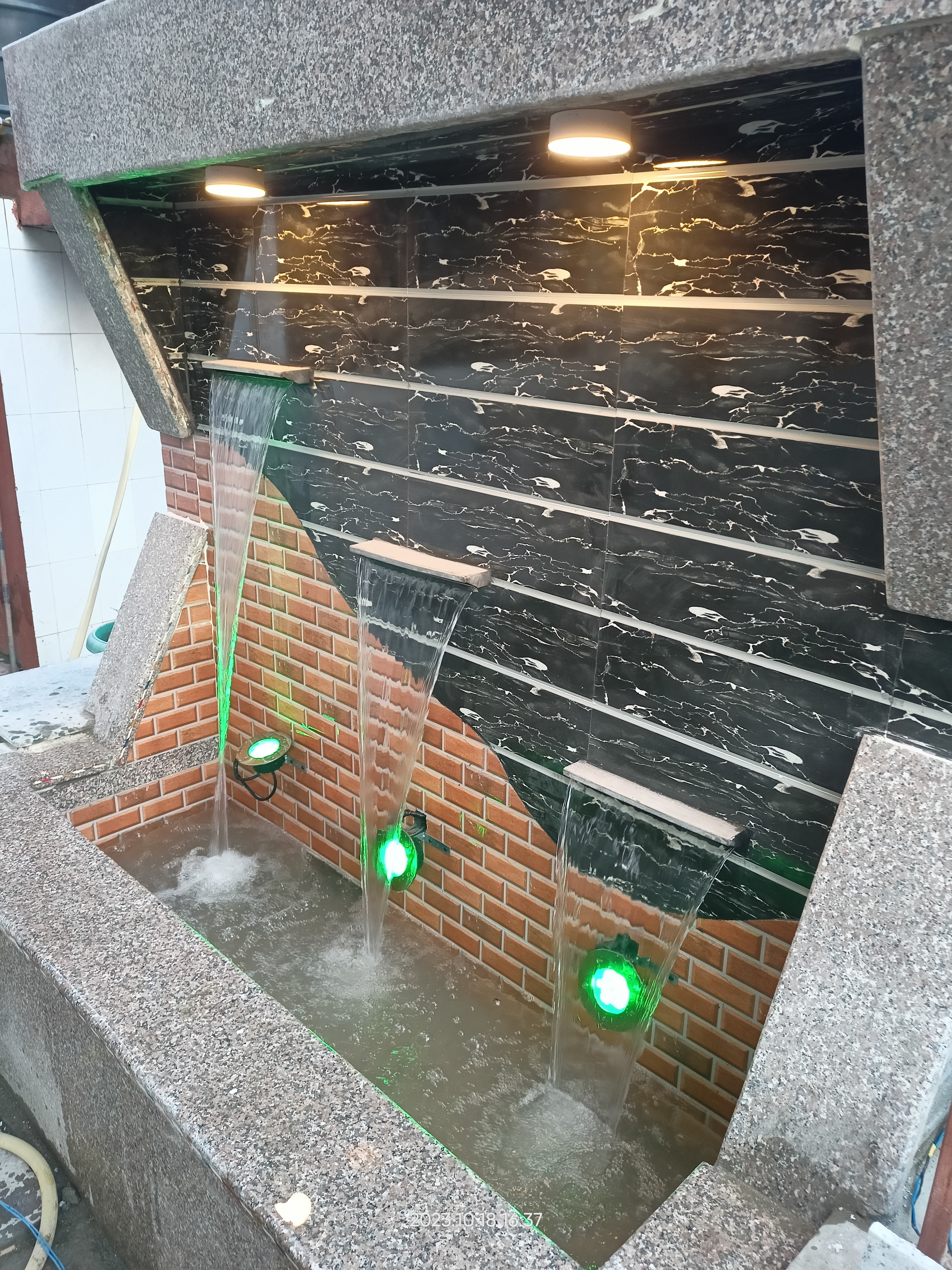 1 feet Spillway Waterfeature