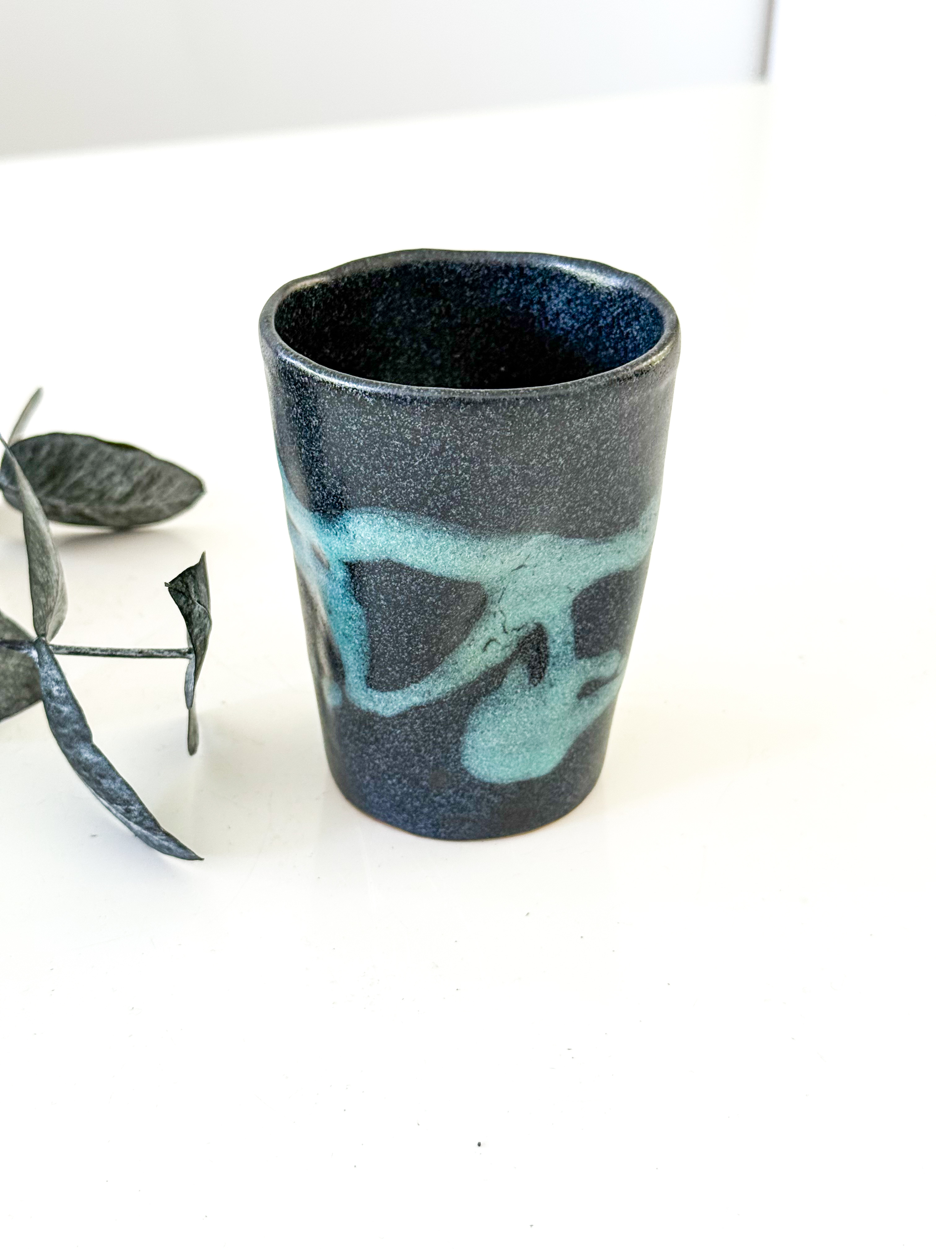 Keraminis puodelis "BLACK AND BLUE"