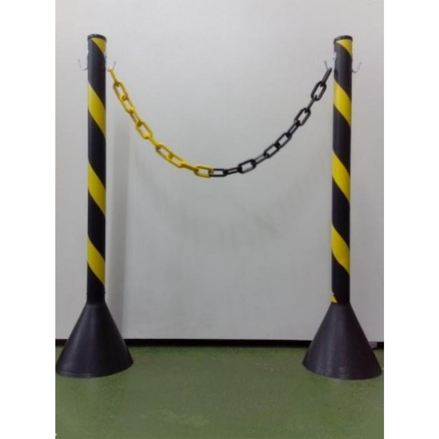 Pedestal De Sinalização Pedestal para sinalização e segurança, auxilia na limitação de área com auxílio de correntes plásticas.