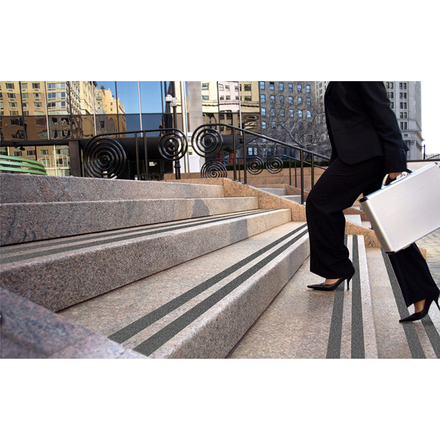 Fita Antiderrapante 5M A fita antiderrapante auxilia na prevenção de acidentes em áreas propensas.    Medidas: rolo de 48mm x 5m.