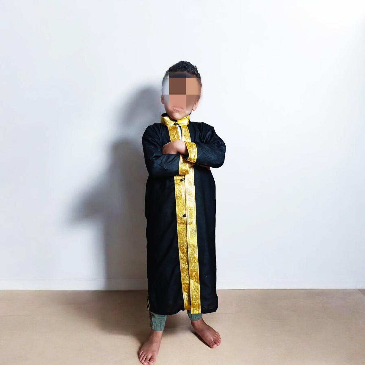 " Bisht noir/dorée + Qamis blanc "