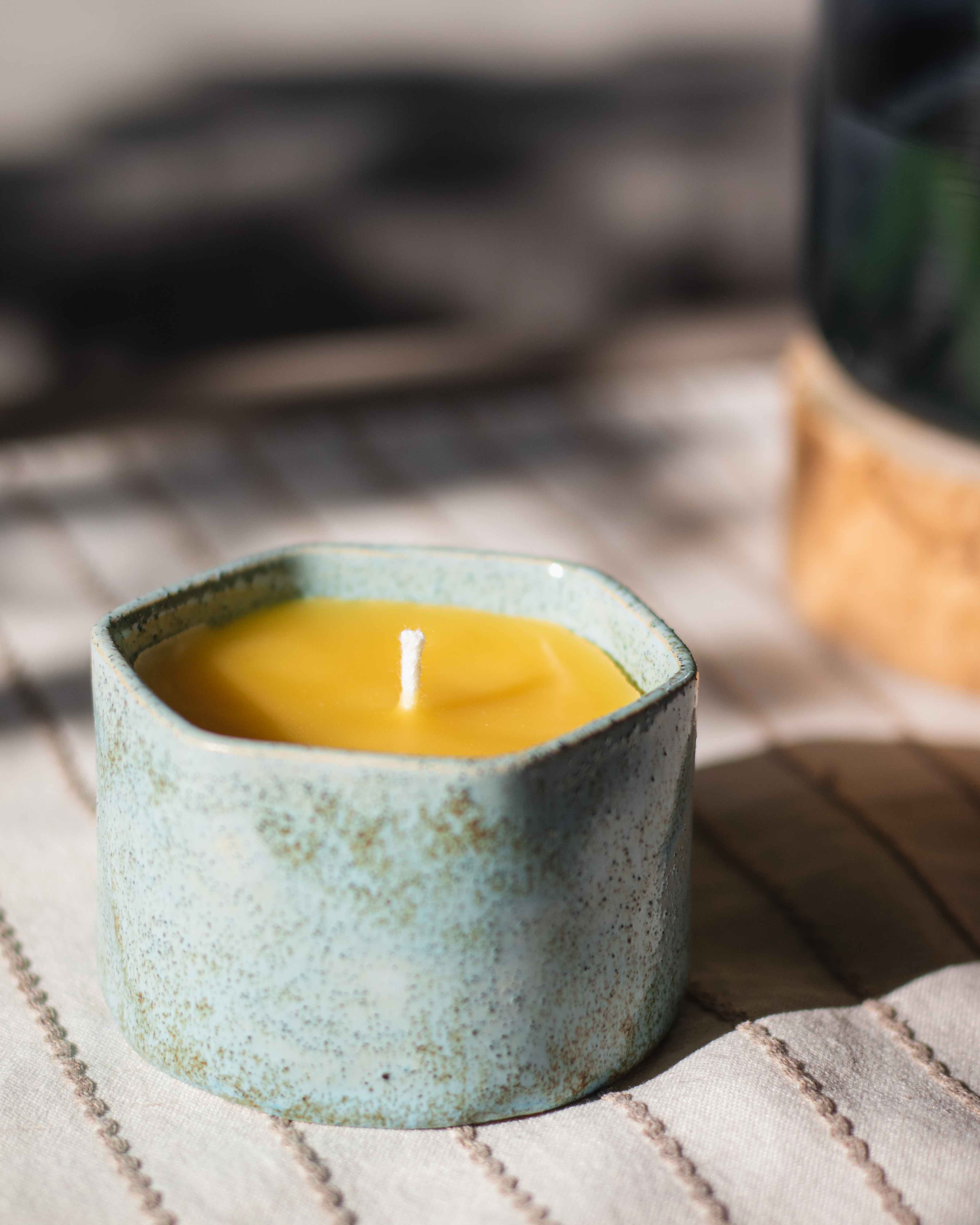 Žvakė keramikiniam indelyje