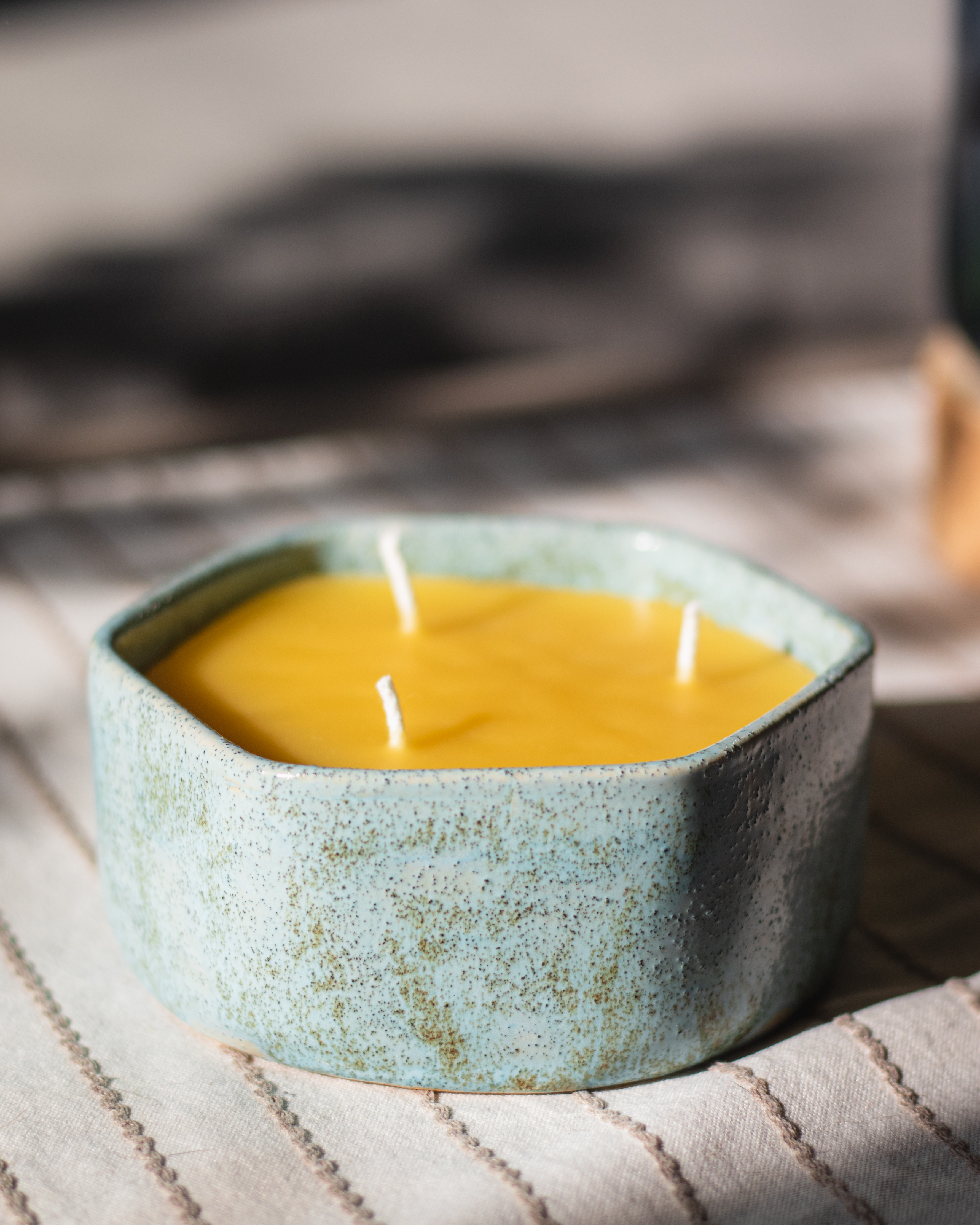 Žvakė keramikiniam indelyje