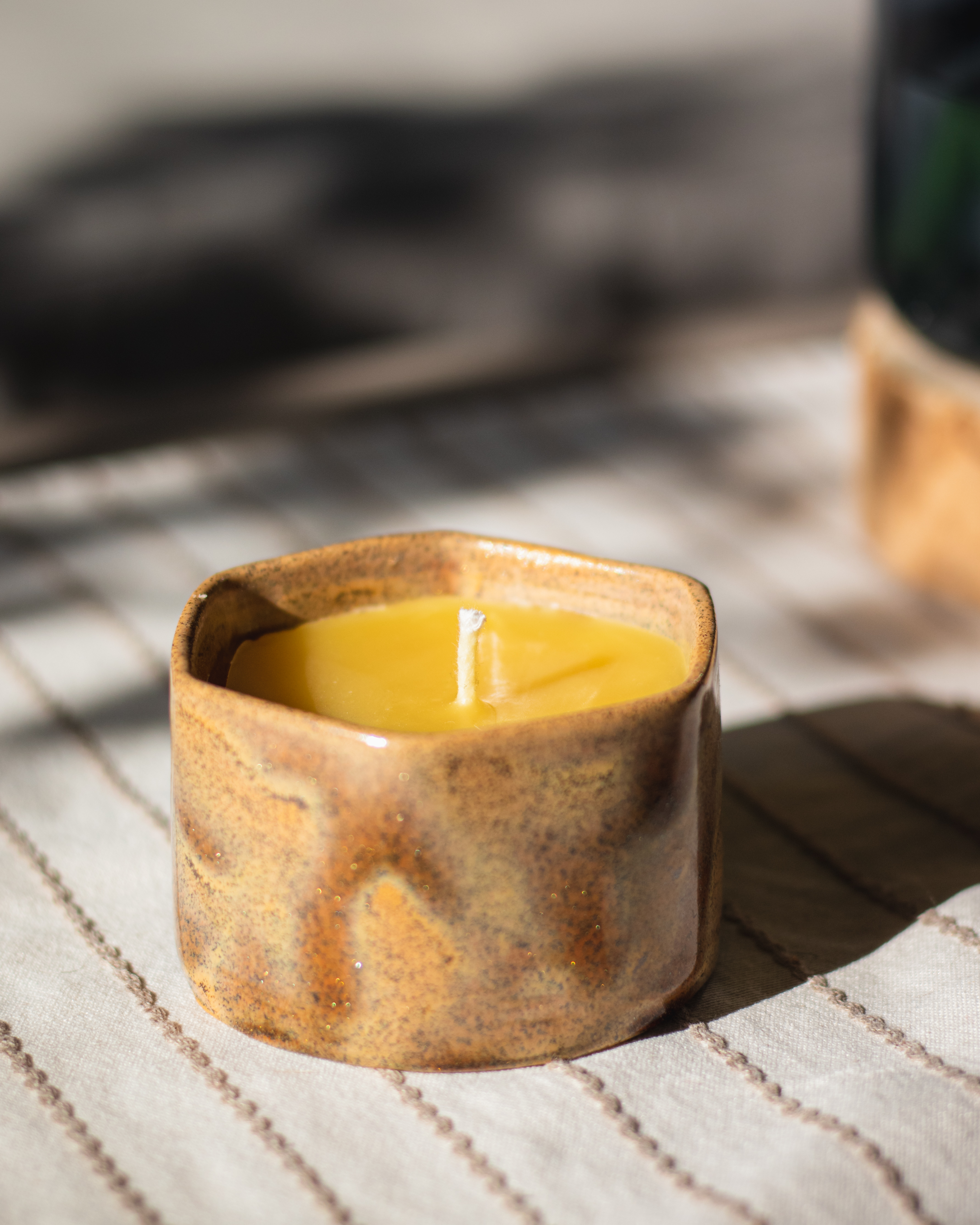 Žvakė keramikiniam indelyje