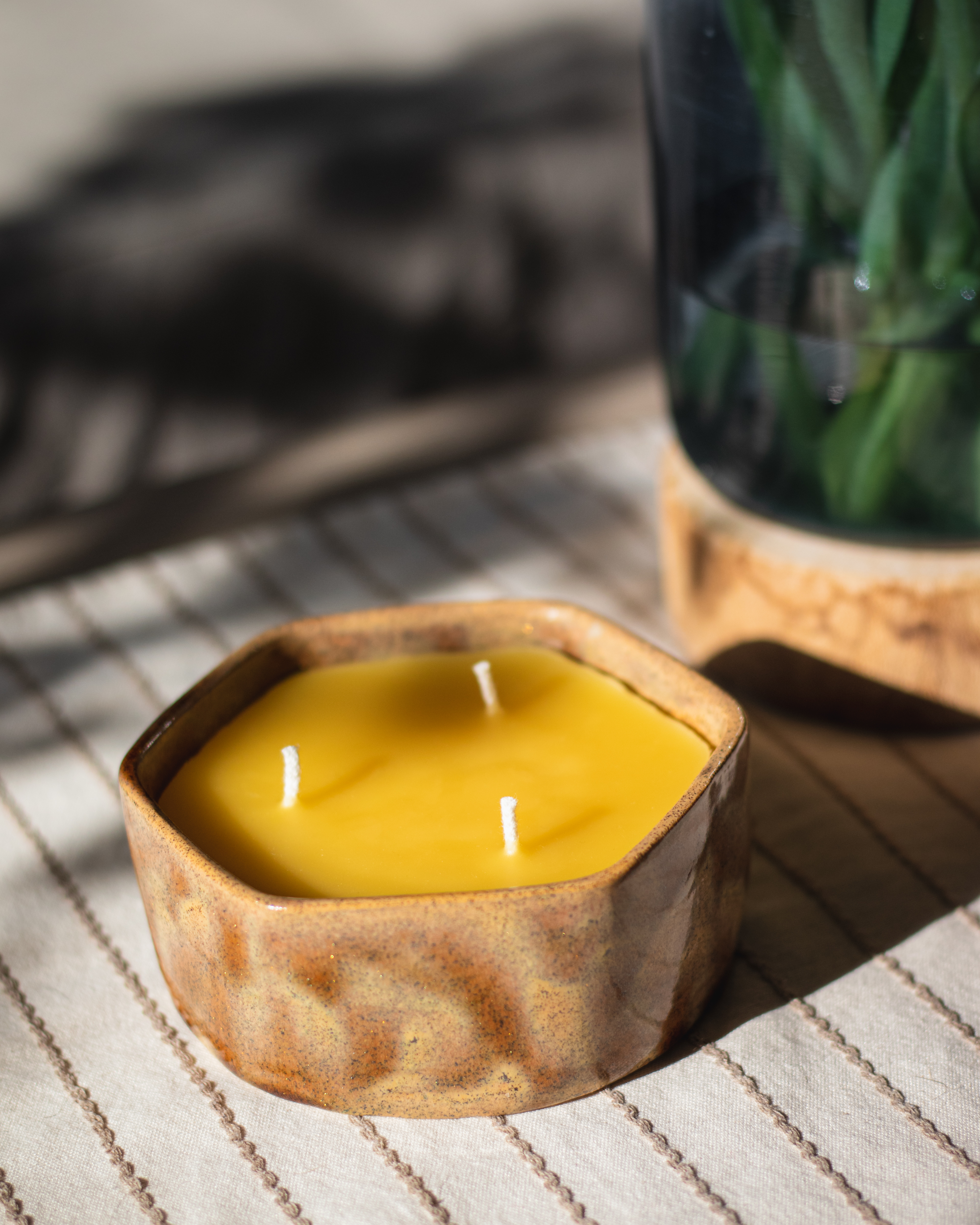 Žvakė keramikiniam indelyje