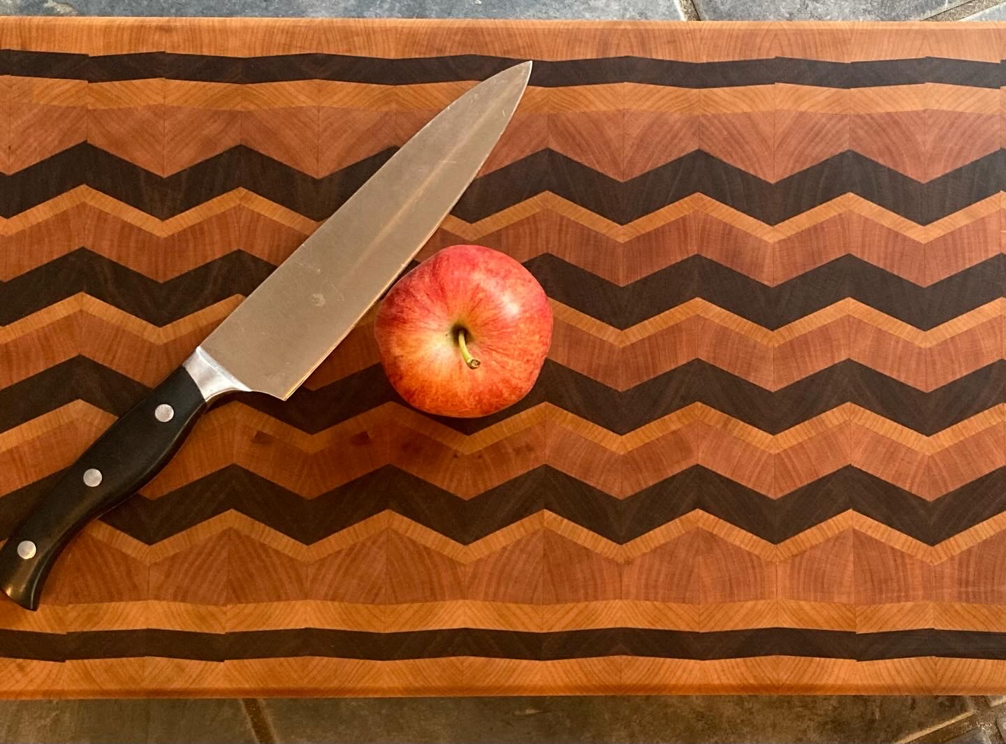 End Gran 3D Cutting Board  approx 13 7/8" X 21 1/8" X 2 1/4"